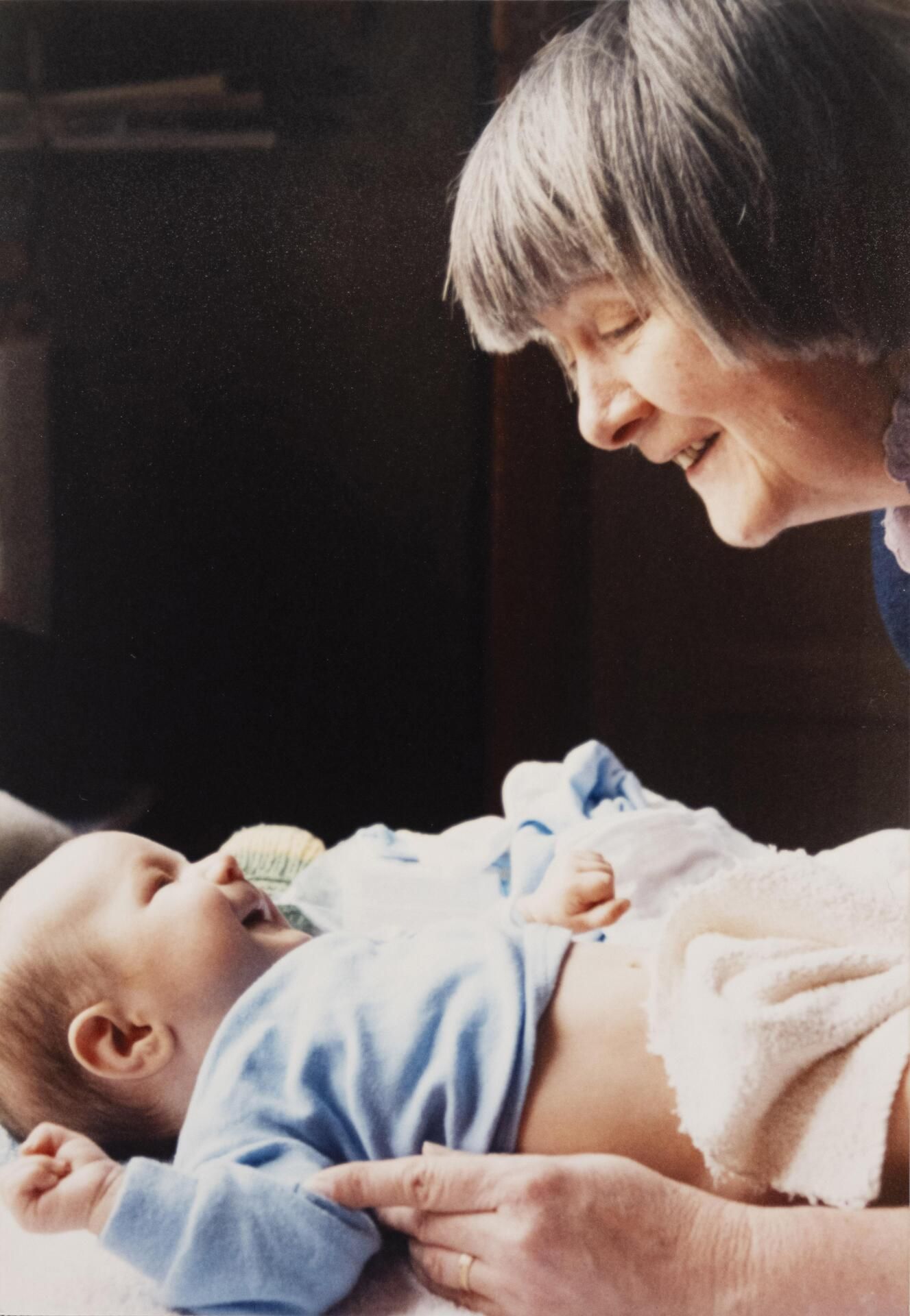 Äitini jututtaa ensimmäistä lapsenlastaan vuonna 1992.