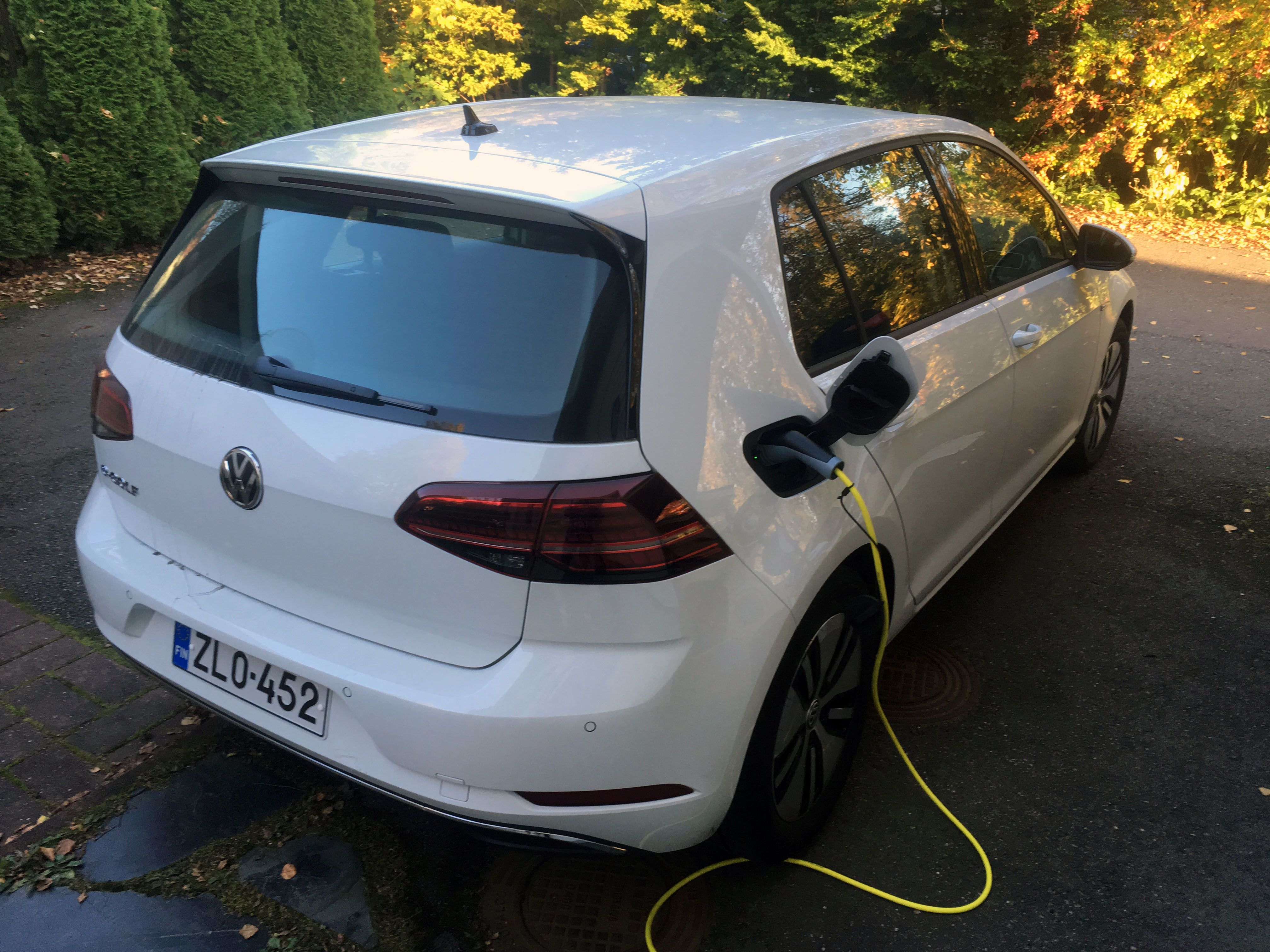 Sähköauton ostajan kannattaa hankkia kotiin tehokkaampi latauspiste.