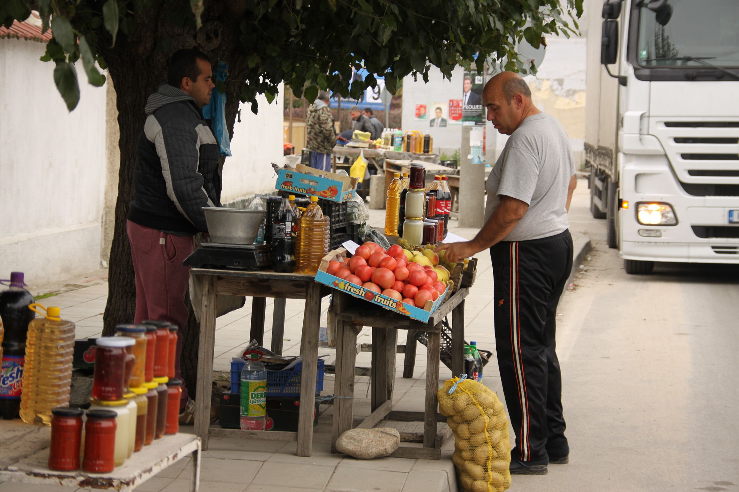 Kun kuski teki ostokset, rekka odotti keskellä tietä.