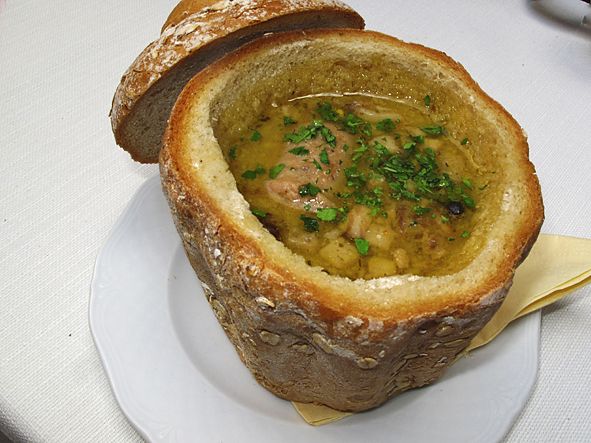 Sienikeitto, grzybowa, tarjoillaan koverretussa leivässä.