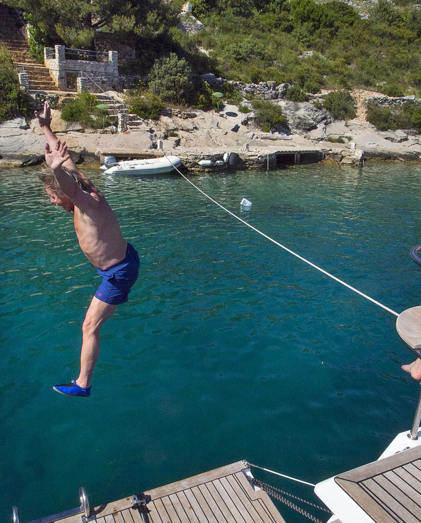 Maslenicassa jäimme yöksi poijuun. Ja uimme kuin delfiinit.