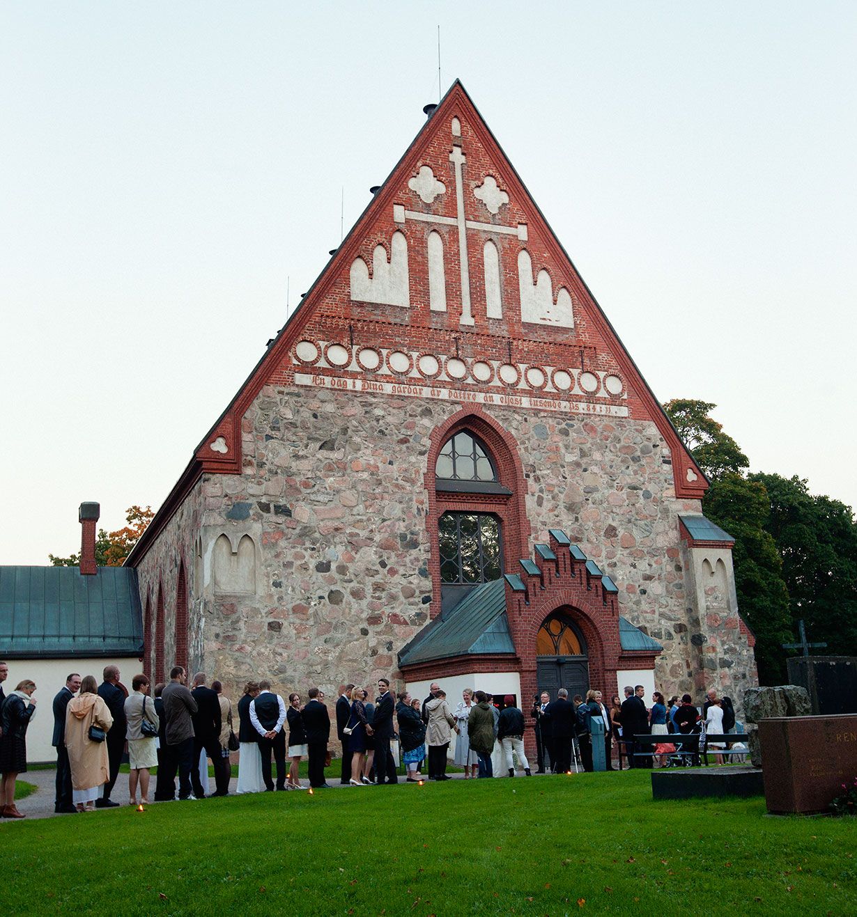 Hääyöstä on tullut hurjan suosittu Pyhän Laurin kirkossa. Vuoroaan joutuu jonottamaan kauan.