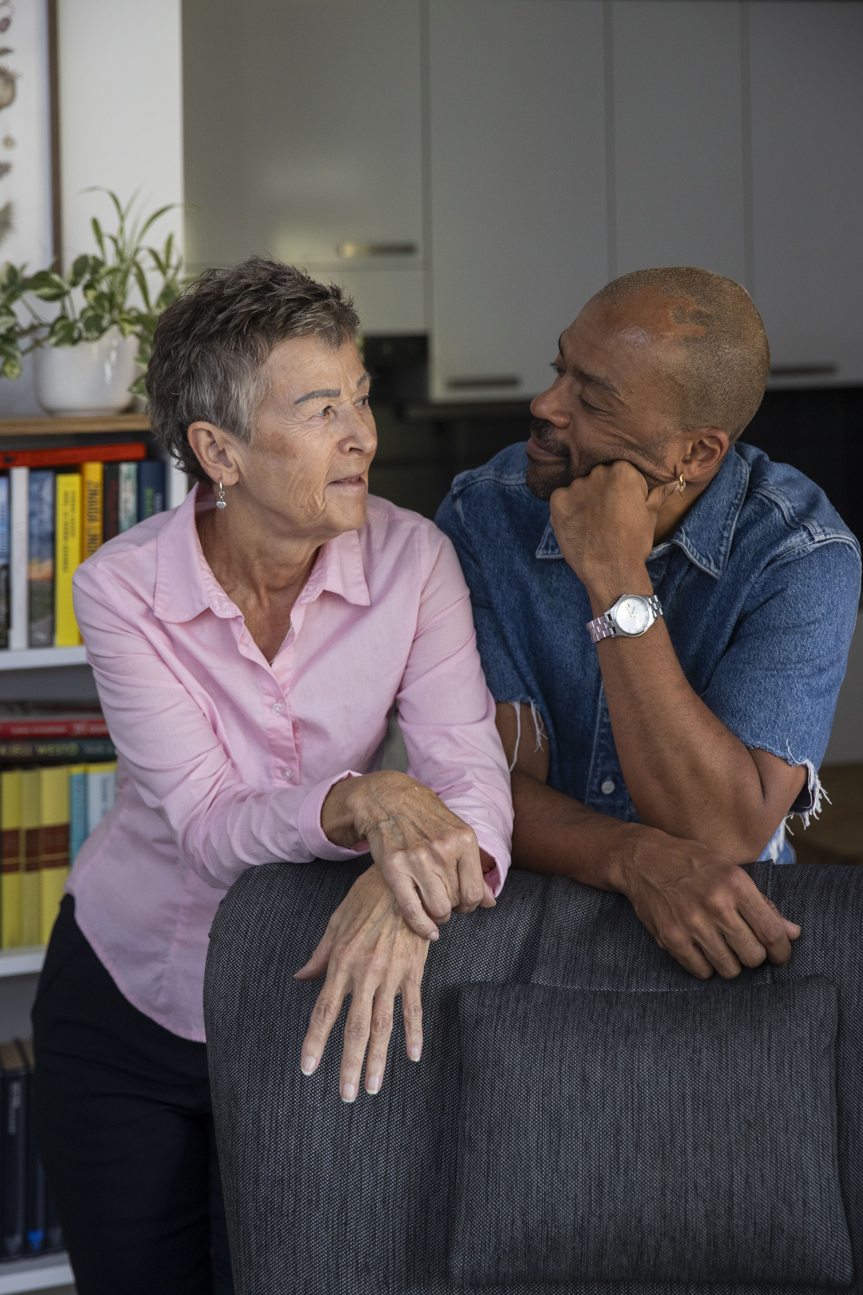 – Vaikka en vieläkään ole kovin hyvä puhumaan, tuen Jani kaikessa. Hänen puolestaan olen aina valmis hyppäämään syvään päätyyn, Tuula sanoo.