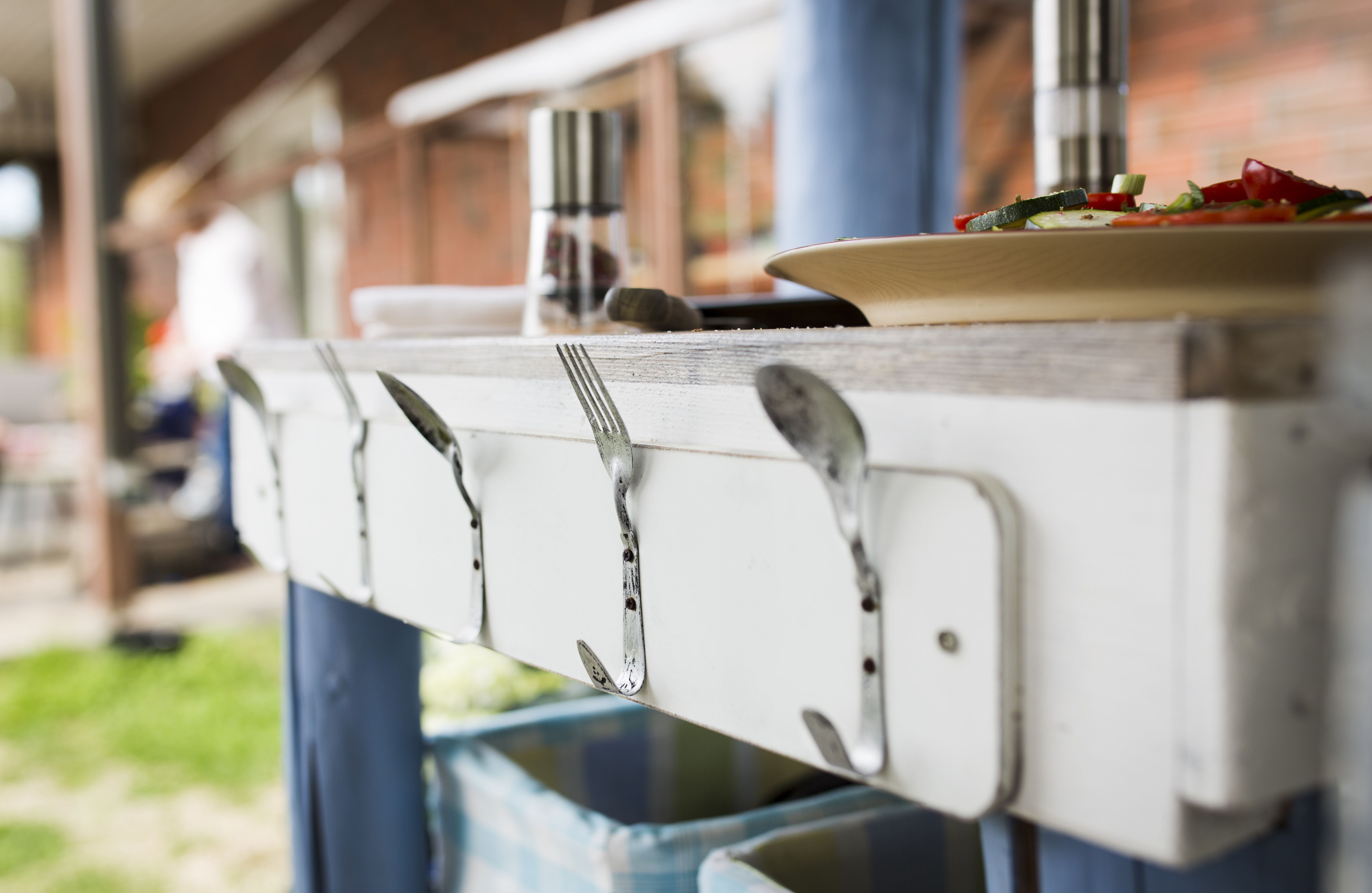 Keveistä aterimista muotoillut koukut ovat keittiön hauska yksityiskohta.