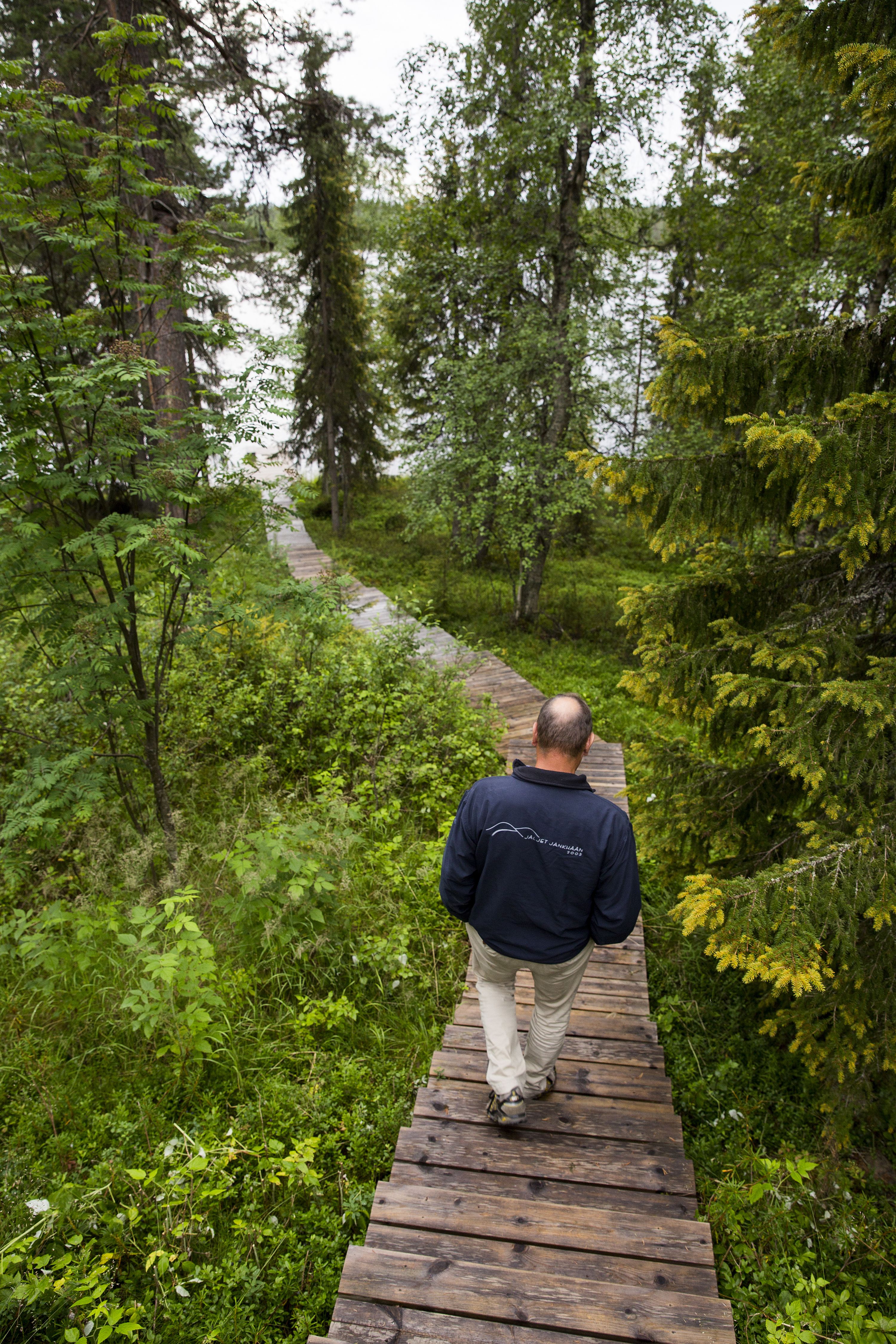 Saunalta johtavat portaat Ihtinkijärven rantaan.