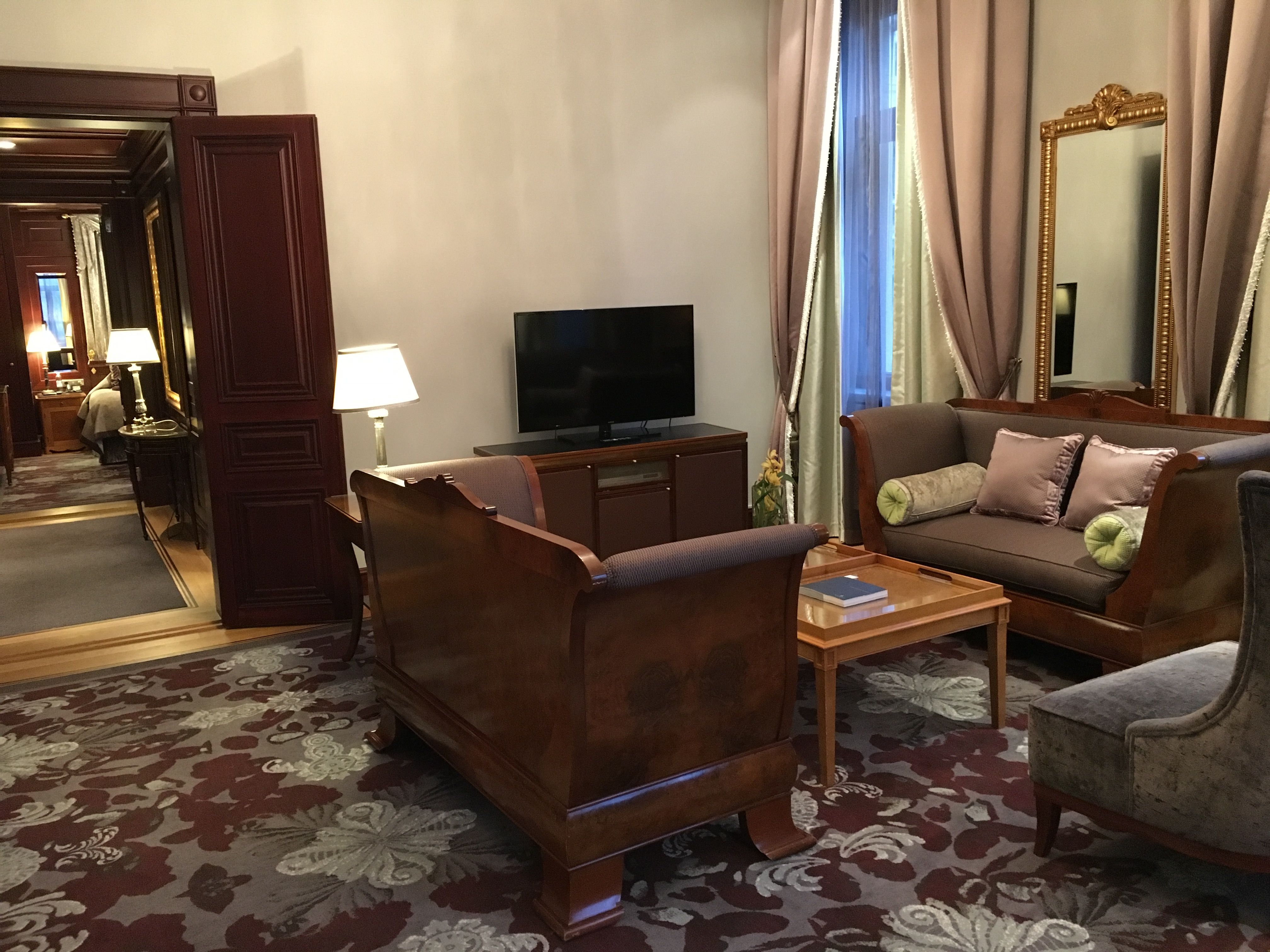 Oleskeluryhmä siirretään usein varastoon asukkaan matkatavaroiden tieltä.