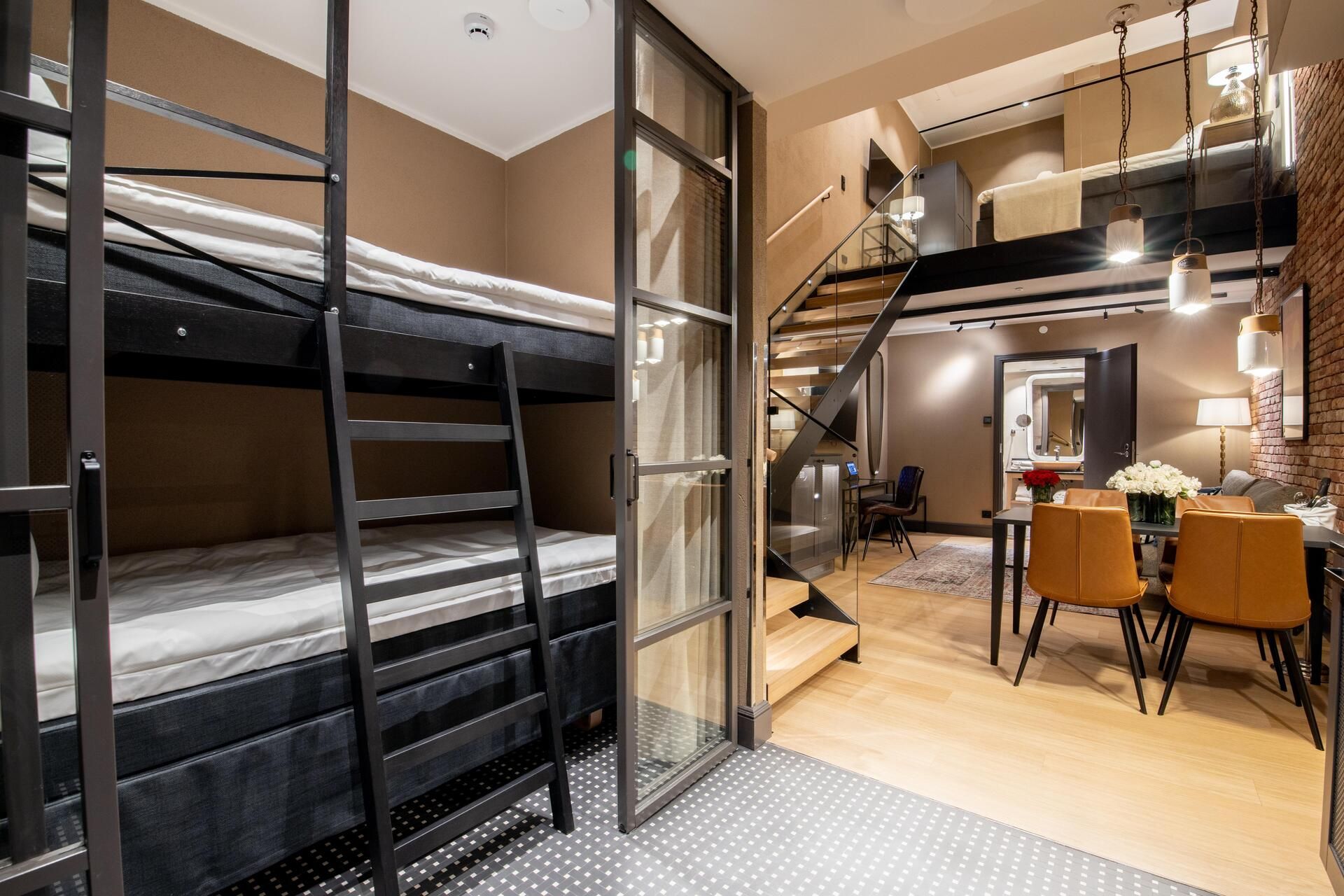 Puutarhasta löytyy paljon eri kärhölajikkeita. ENsimmäisenä kukassa ovat alppikärhöt.