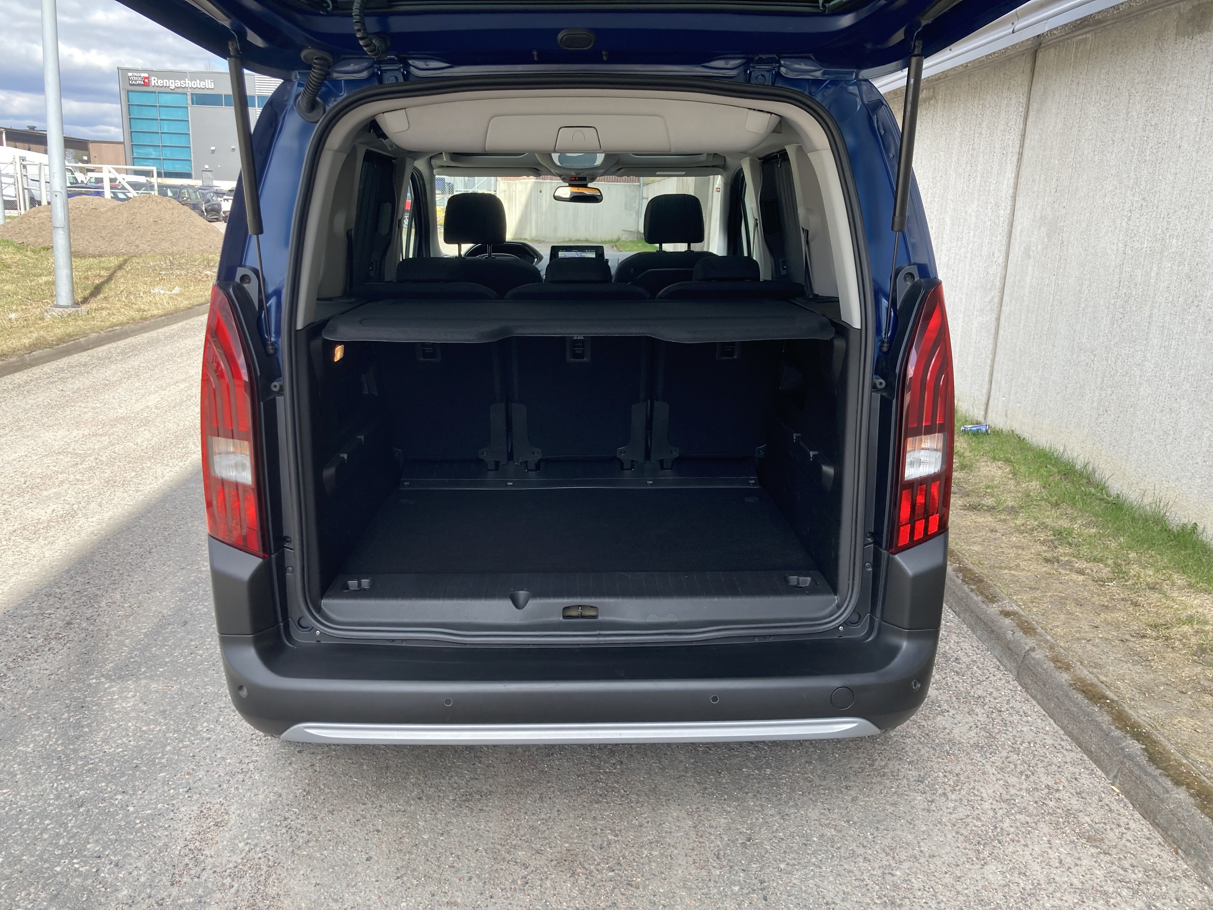 Tavaratila on iso, mutta takaluukku hiukan hankala. Se vie myös pituussuunnassa melko paljon tilaa.