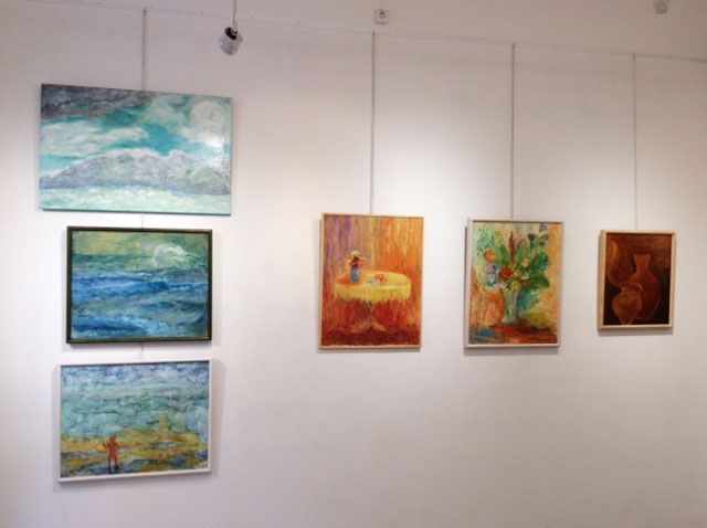 Ritva Ruohtulan taulut näyttelyyn perhe valitsi yhdessä.