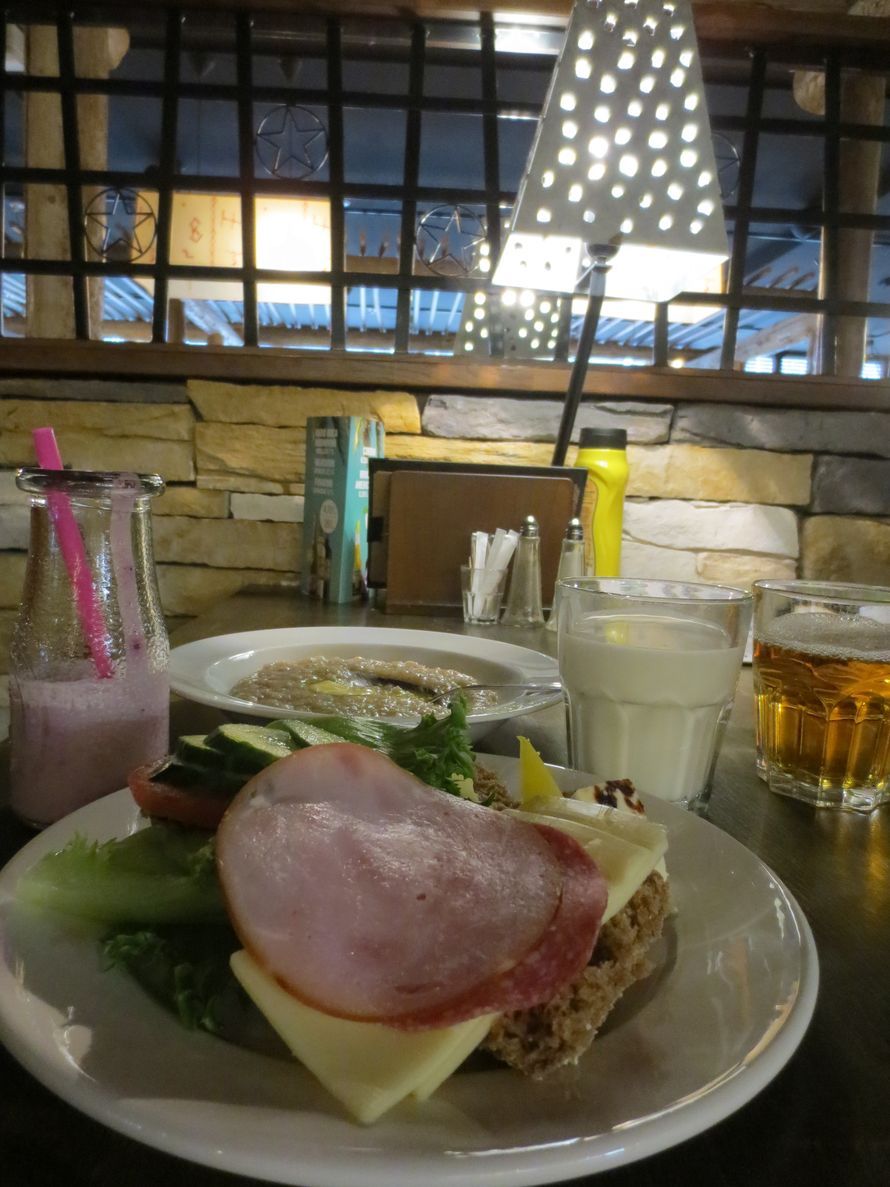 Olimme juhannuksena Vuokatissa rentoutumassa, ihan paras aloitus päivälle oli ihanan runsas ja maistuva aamupala. Sen voimalla jaksoi pitkään painella hienoilla retkeilyreiteillä, melkein aina jo illalla odotti tulevaa aamiaista vesi kielellä :)