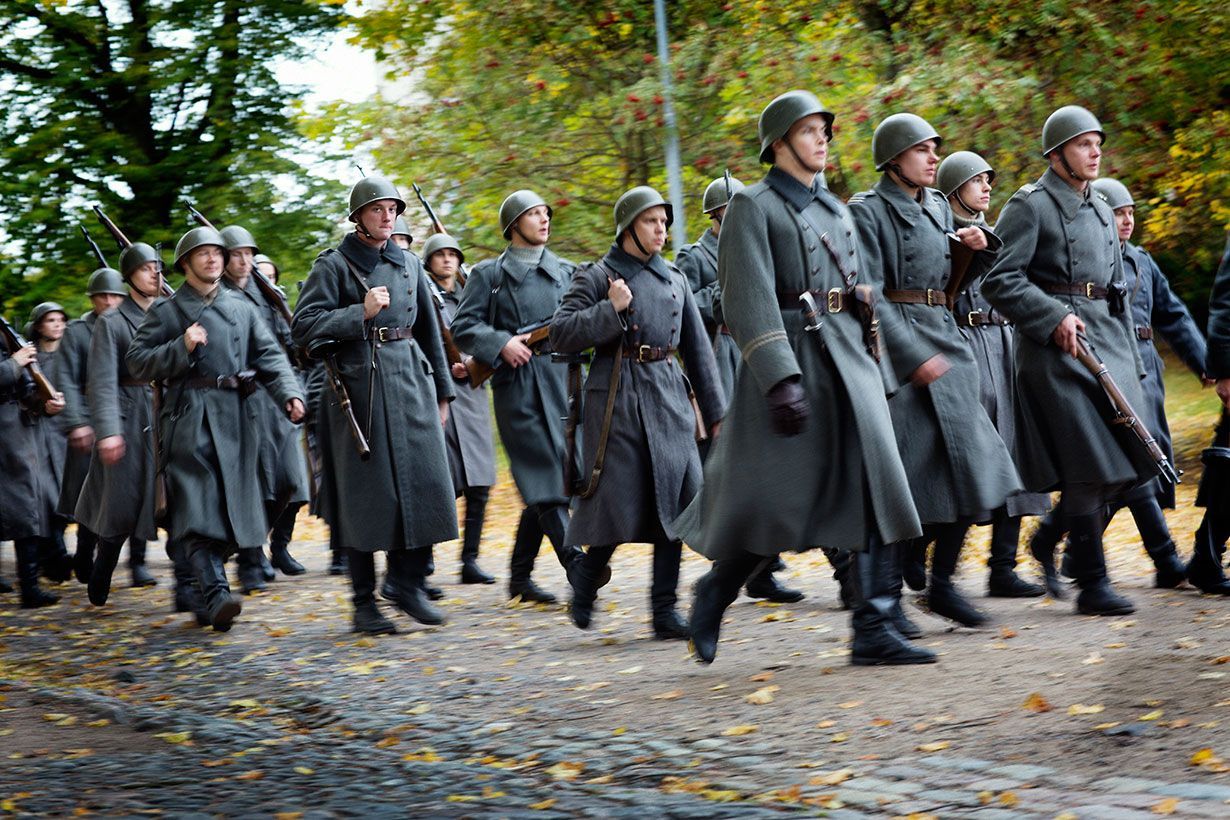 Konekiväärikomppanian miehet marssimassa Äänislinnan paraatissa, joka kuvattiin Suomenlinnassa viime syksynä.