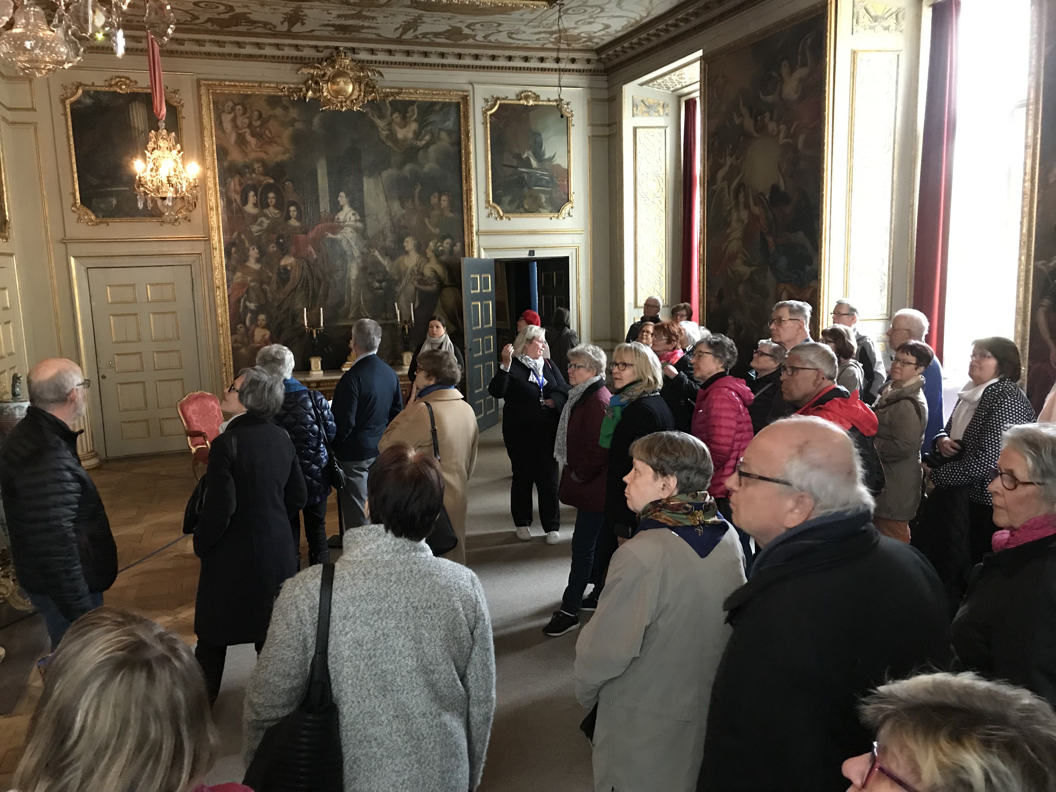 Opas Hillevi kertoo linnan historiasta elävästi ja kiinnostavasti. Kun barokkityylistä linnaa uudistettiin 1700-luvulla, sen sisustus sai vaikutteita sirommasta ranskalaisesta rokokoosta. Saleja ja salonkeja koristavat upeat maalaukset.