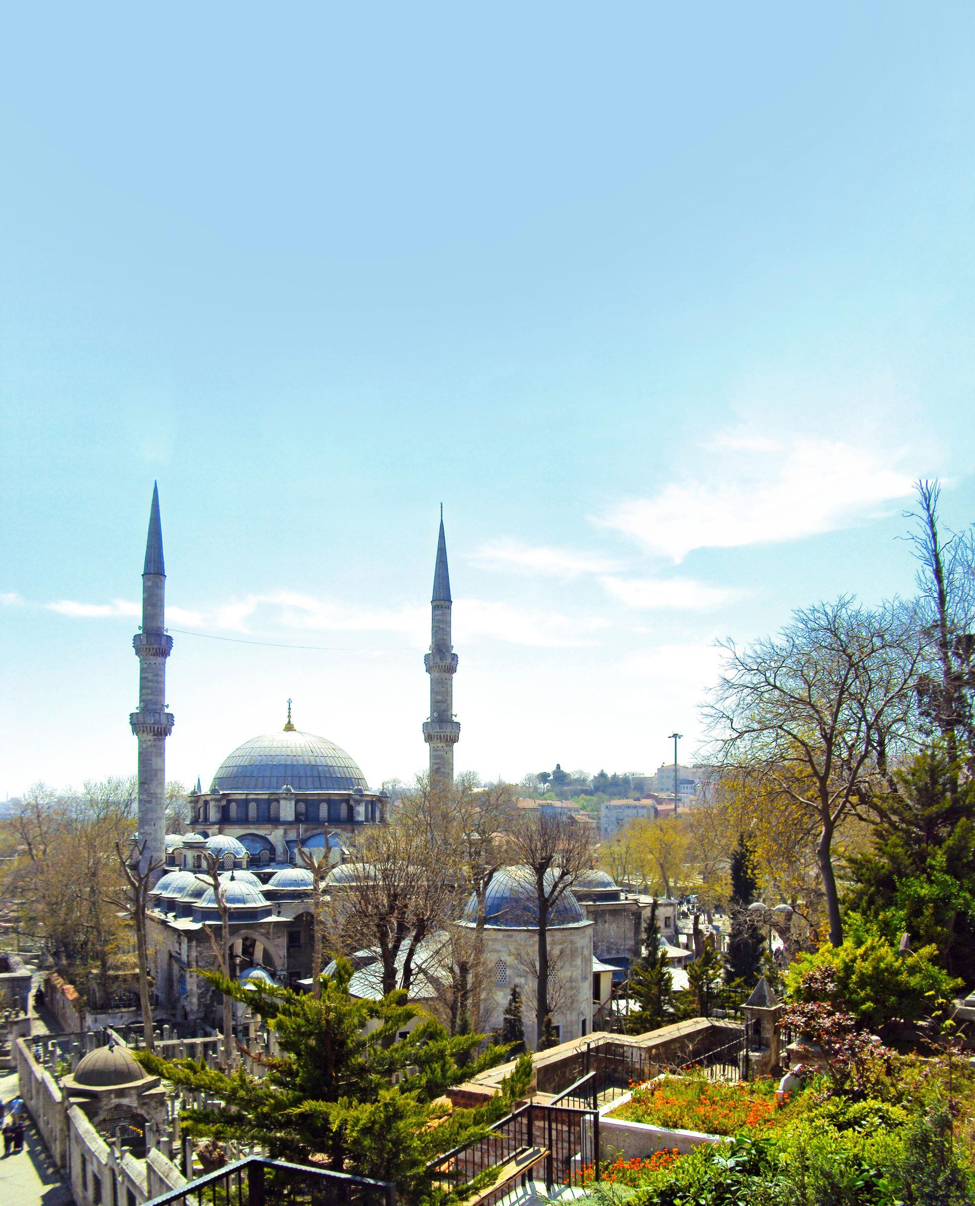 Haudat ovat tiiviisti vierekkäin, ja niitä valvovat korkeat minareetit.