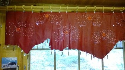 Tämä punainen poronnahasta tehty verhokappa on Lapin Safareiden edustustilassa Saariselällä. – Heidän yhdessä logossaan on kuvattuna porot vastakkain ja tein tämän verhon heidän toivomaansa kuva-aihetta eli poroa käyttäen, Irene kertoo.