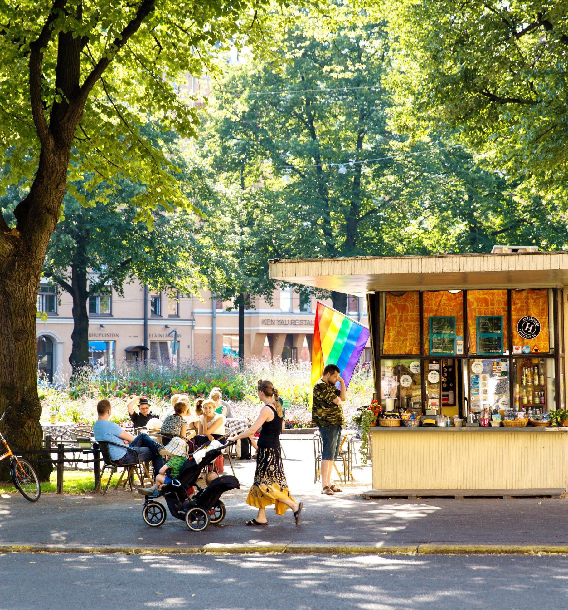 Karhupuiston lippakioski Kalliossa on kesäpäivän keidas.