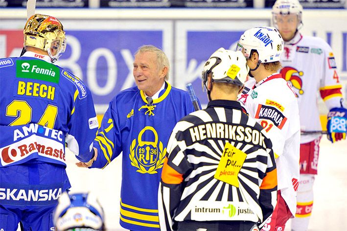 Pistemiehet kättelemässä: Kris Beech oli Lukon tehokkain pelaaja kaudella 2011–2012.