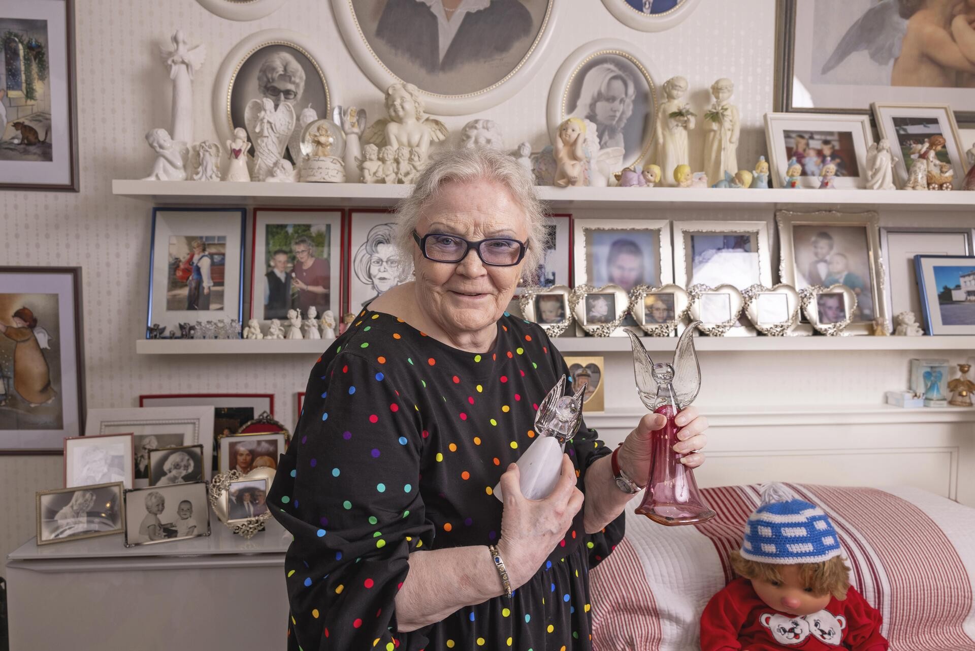 Tuula Visa on kerännyt enkeleitä vuoteensa ympärille. Hänen oma suojelusenkelinsä on Annika, pieni virolainen tyttö, jonka hengen hän yritti pelastaa.