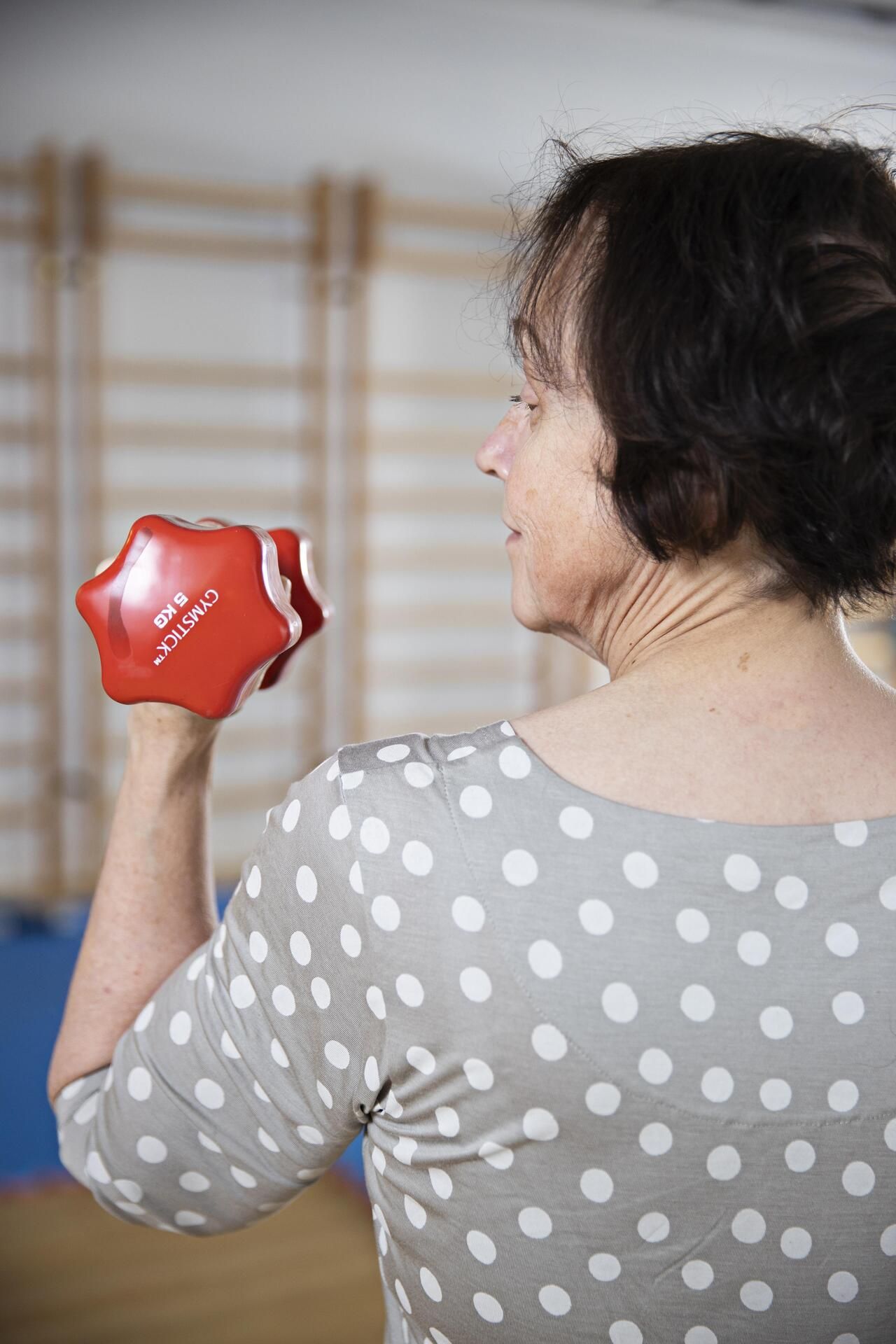 Virpin kipeä selkä ei kestä raskaita painoja, mutta lihasvoima kasvaa hyvin myös pienemmillä punteilla.