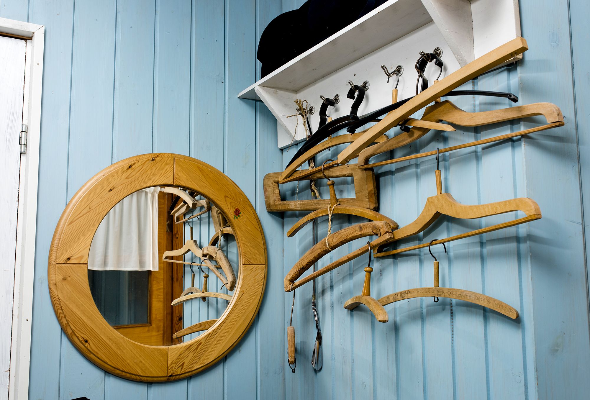 Tapion enot nikkaroivat aikoinaan nämä henkarit. Ne riittivät hyvin heidän vähille vaatteilleen.