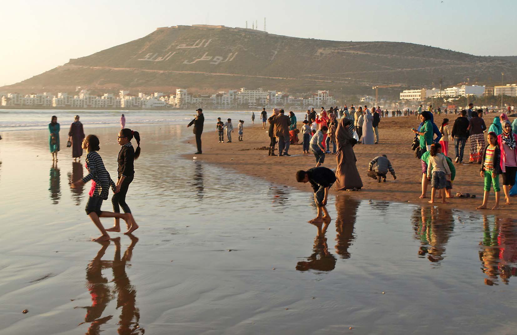 Marokkolaisperheet viihtyvät sunnuntaisin Agadirin pitkällä ja leveällä hiekkarannalla.