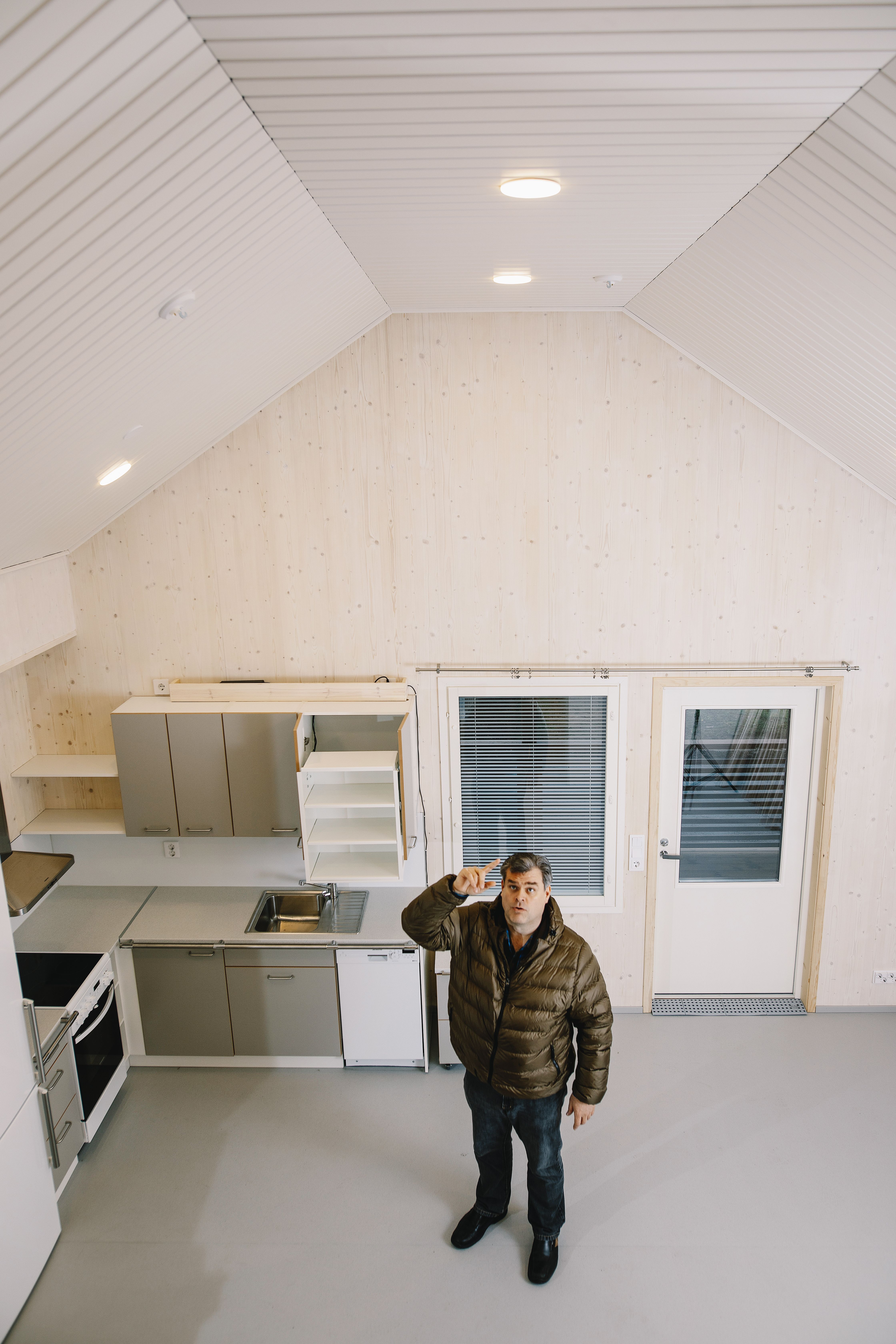 Lapinjärvitalossa on avaruutta, valoa ja erikoisratkaisuja, kuten laskeutuvat yläkaapit.