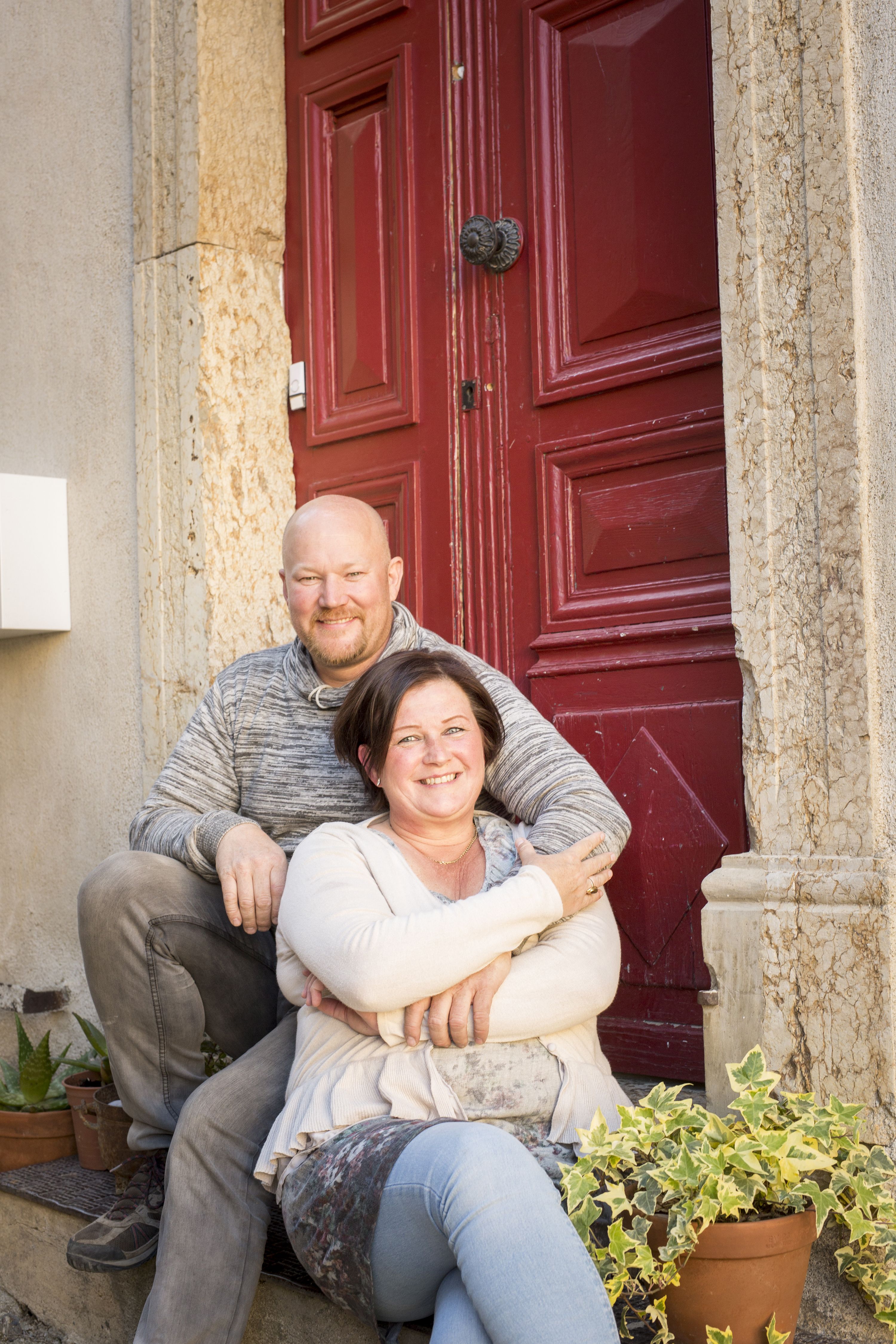 ”Ennen elämämme oli tarkasti ohjelmoitua. Täällä meno on spontaania”, Outi sanoo.