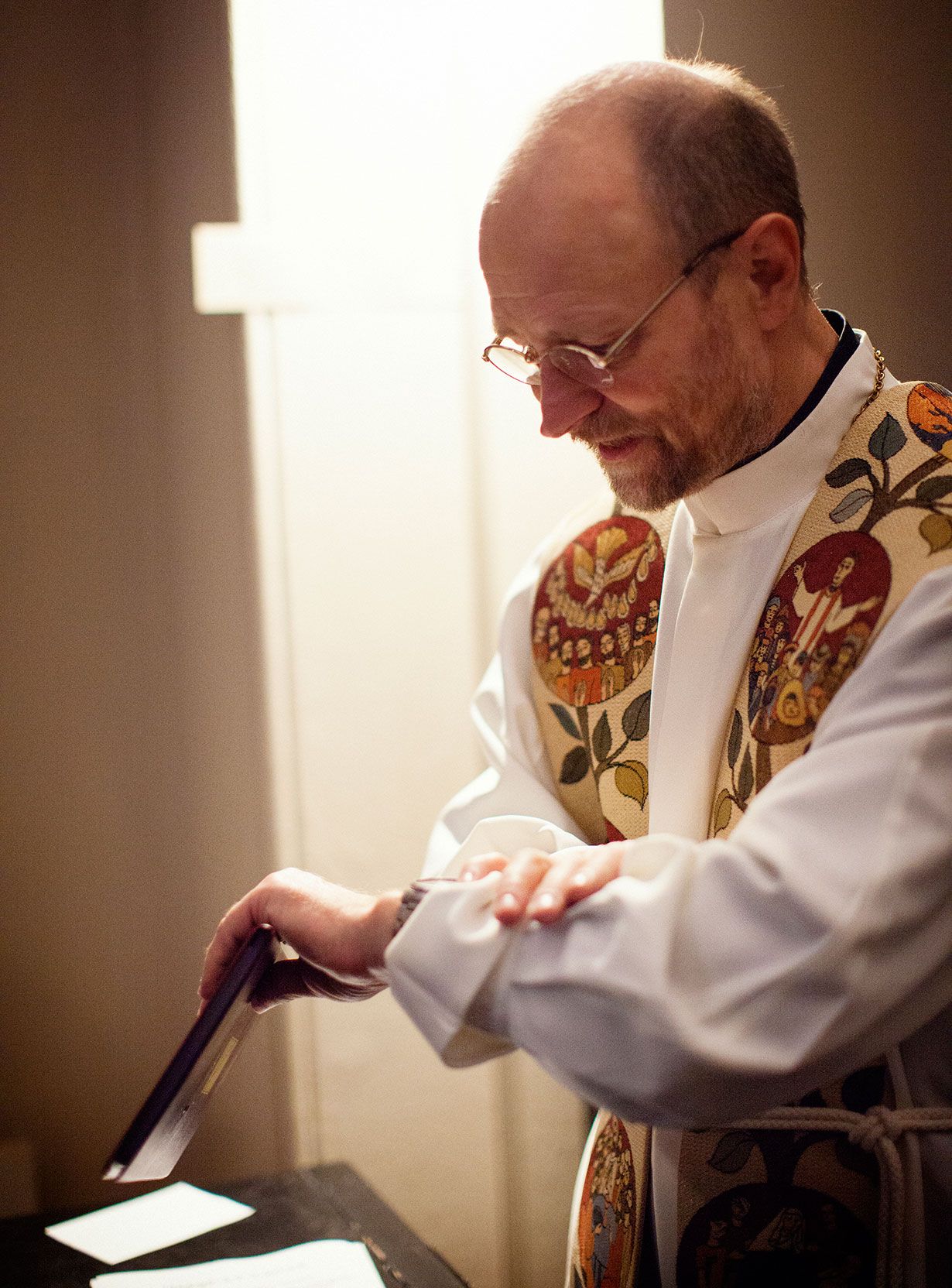 Heikki Leppä katsoo kelloaan useaan otteeseen, jotta pysyy aikataulussa.