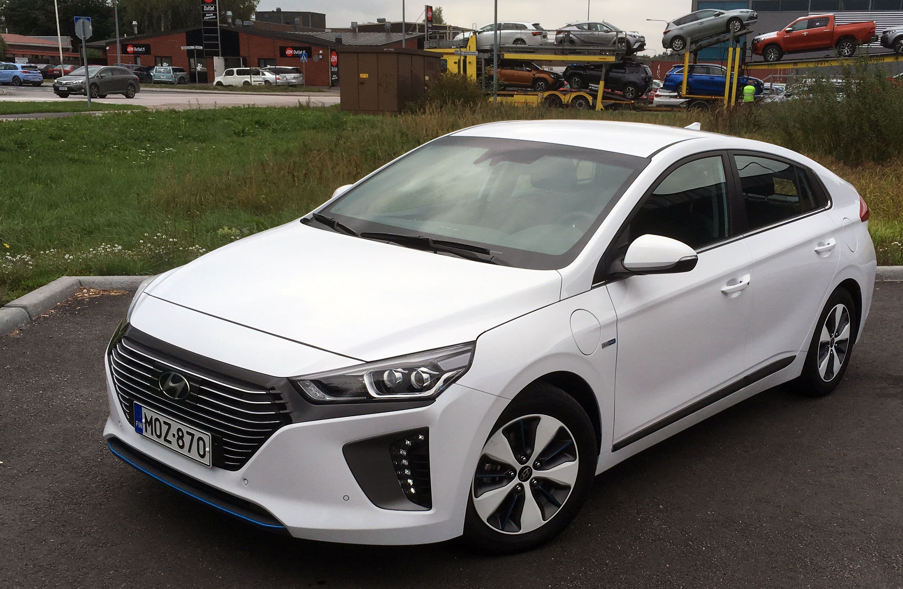 Hyundai Ioniqin saa vain täyssähköautona tai hybridinä.