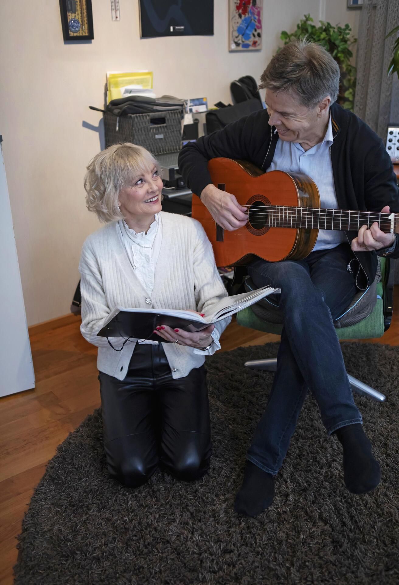 Puoliso Jussi soittaa, säveltää, tuottaa ja esiintyy. Naimisissa Päivi ja Jussi ovat olleet pian 45 vuotta.