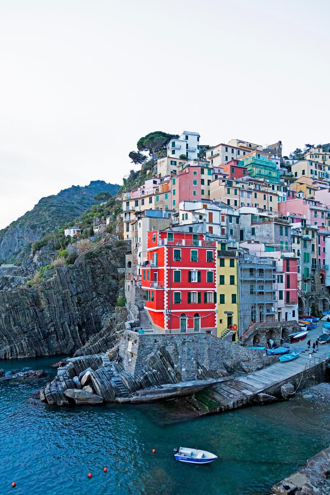 Riomaggioren satama vilkastuu kesällä.