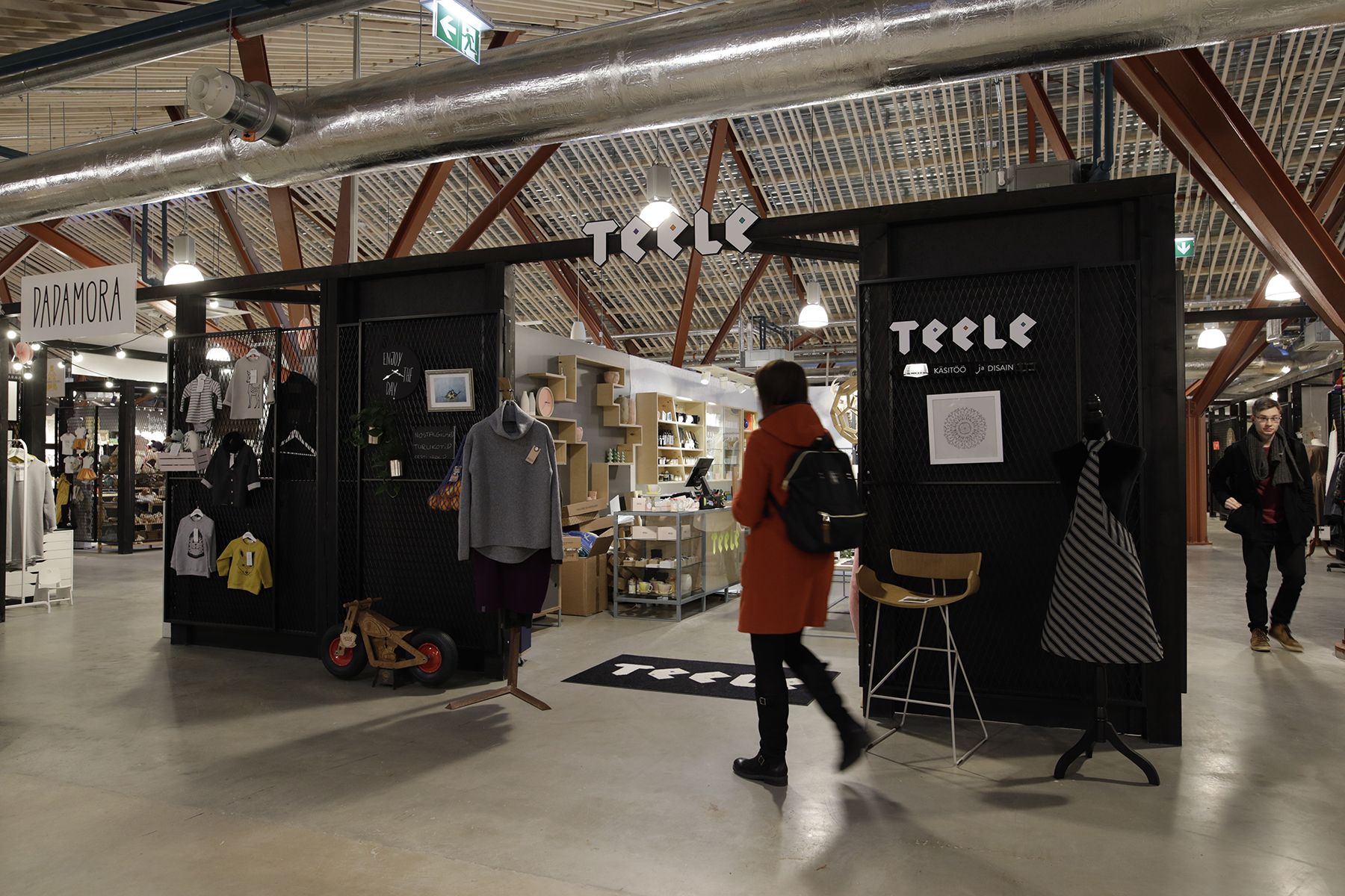 Kaikki Teelessä myytävät vaattet ja tavarat ovat virolaisia.