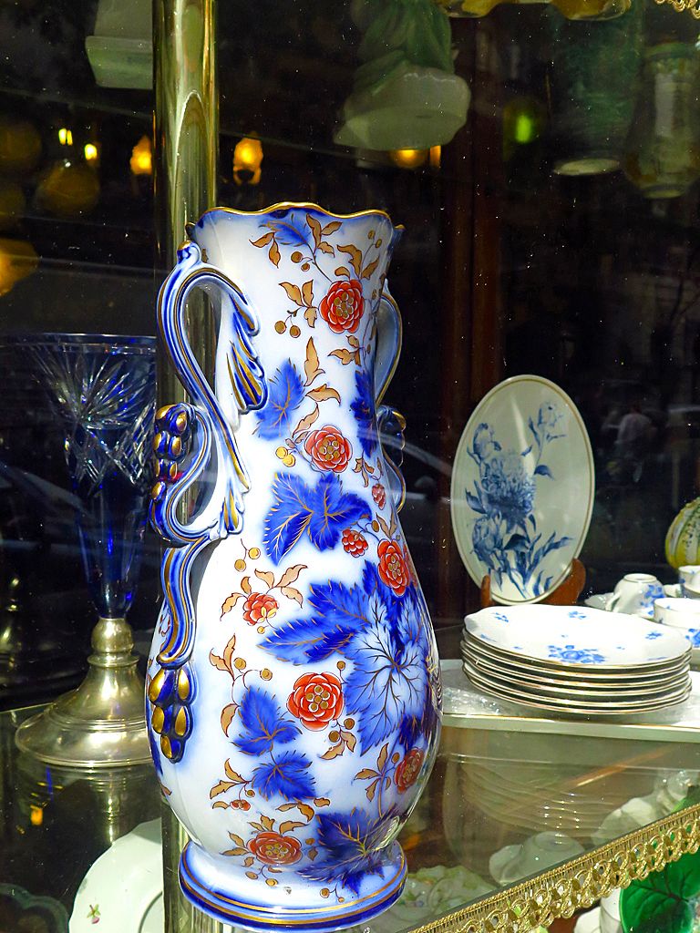 Falk Miksa -kadulla on useita antiikki­liikkeitä. 