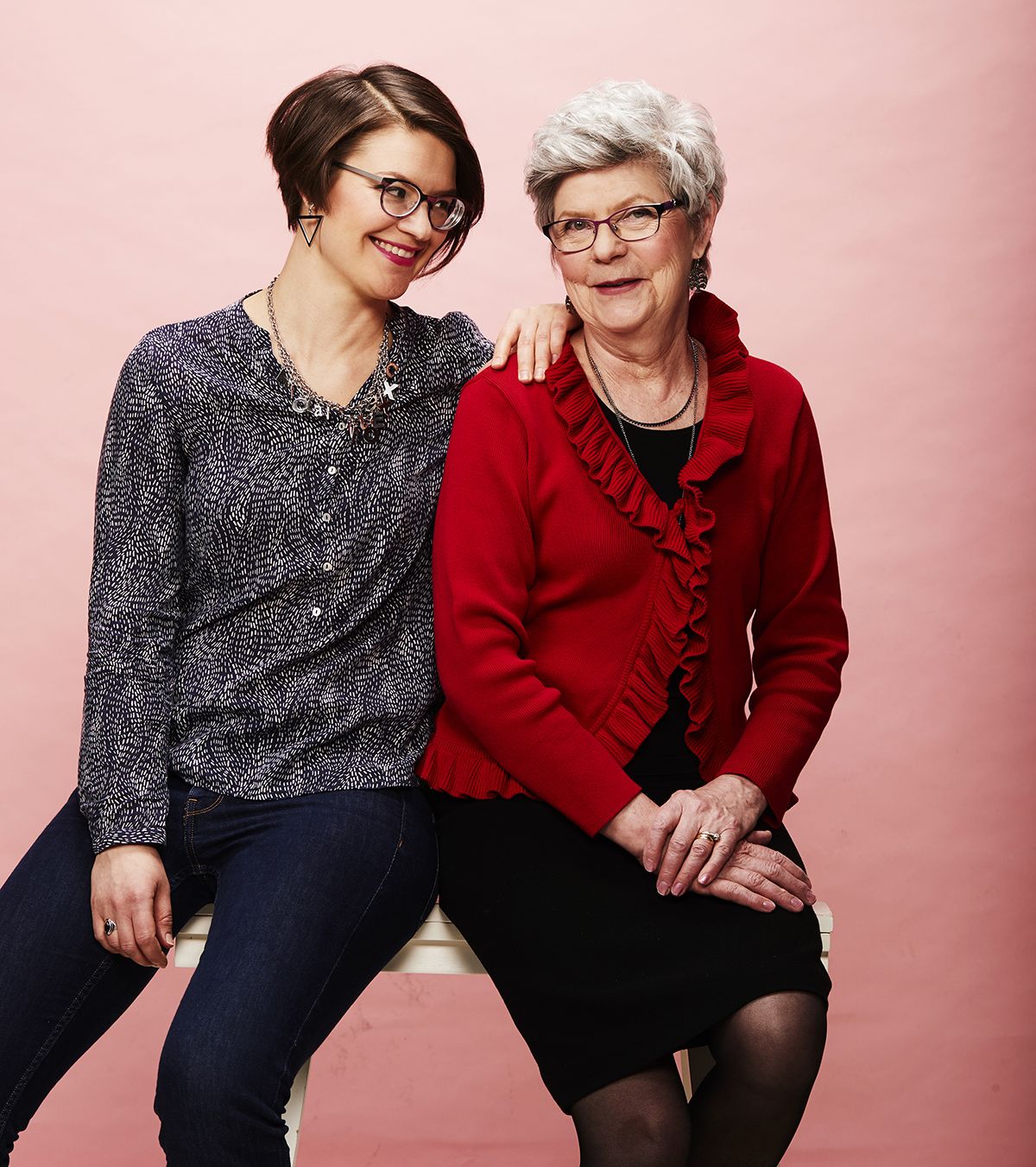 Tytär Leena Putkonen, 34, toimii laillistettuna ravitsemusterapeuttina Helsingissä. Harrastaa luonnossa liikkumista, live-keikkoja ja lukemista. Äiti Sointu Putkonen, 71, asuu Leppävirralla miehensä kanssa, neljä lasta. Harrastaa käsitöitä ja itämaista tanssia. Eläkkeellä erityisopettajan työstä. 