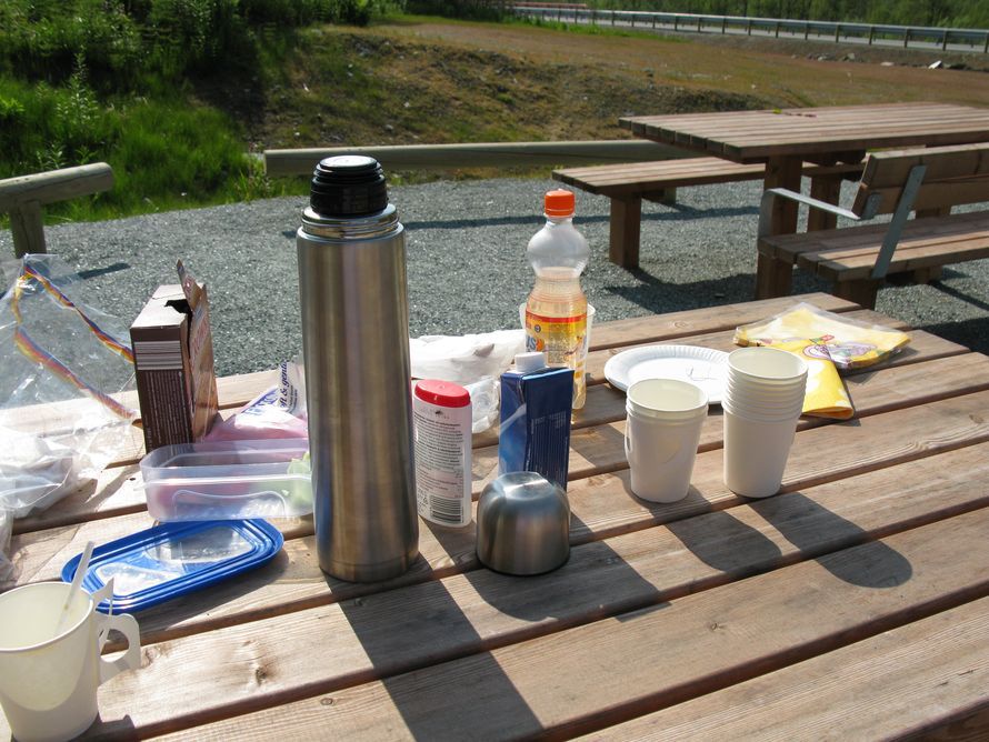 Aamiainen luonnossa kauniissa tunturimaisemissa Norjassa, mikäs sen mahtavampaa. Ja maisemat ovat jo puoli ruokaa.