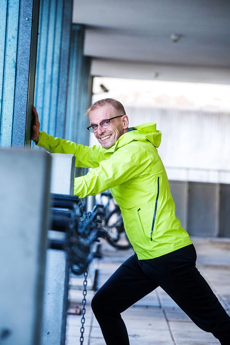 – Jos huumori on omiaan saamaan aikaan naurun, se on ihmiselle aivan vastustamaton reaktio. Se on salaviekas keino. Joku voi yrittää vastustella, että "minähän en näille naura", mutta yhtäkkiä se tulee sieltä kuin pieru, jota ei pysty pidättämään, Jukka Puotila kuvailee.