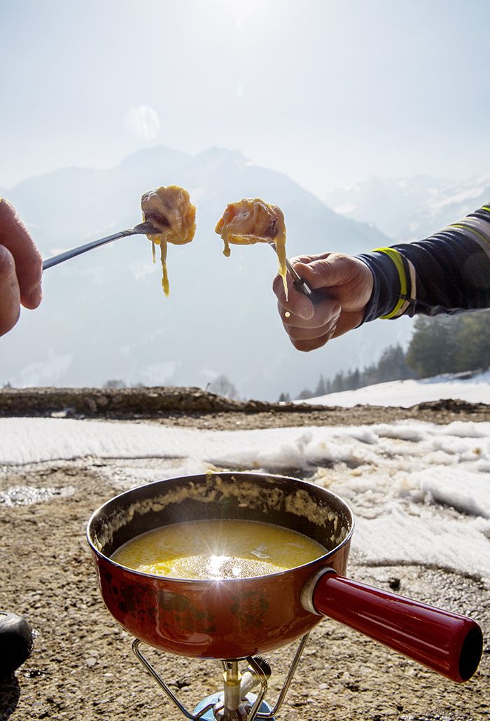 Fondueta nautittiin myös patikkaretkellä, sillä opas kaivoi repustaan fonduepadan.