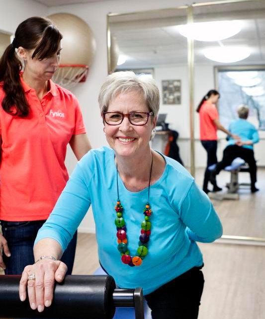 Fysios SelkäCenterin fysioterapeutti Iida Aulas ohjaa Lis Merisalon harjoituksia.