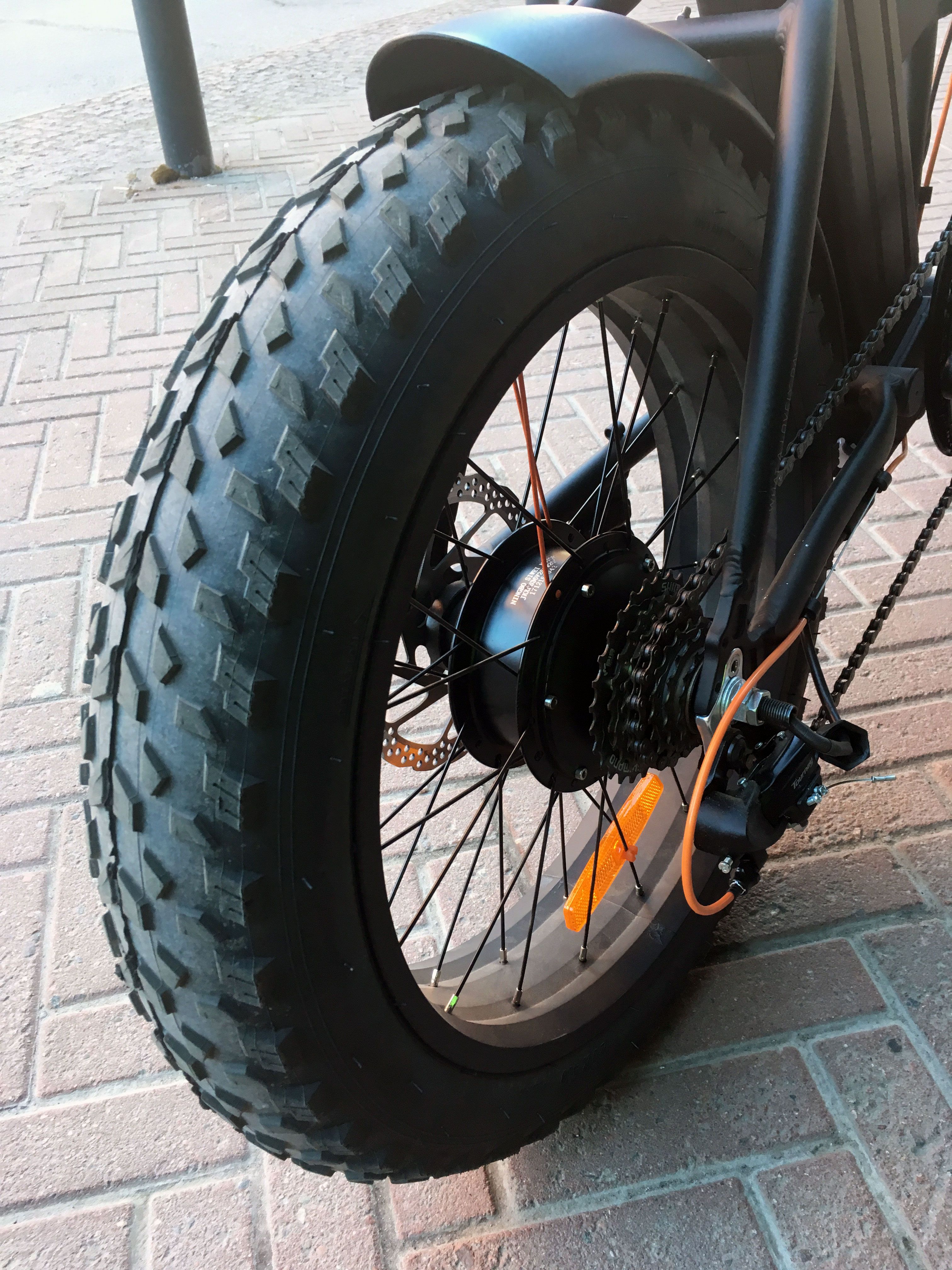 GZR Pedelec Fat 4.0:n rengas on peräti 10 senttiä leveä. Vaihteita on seitsemän.