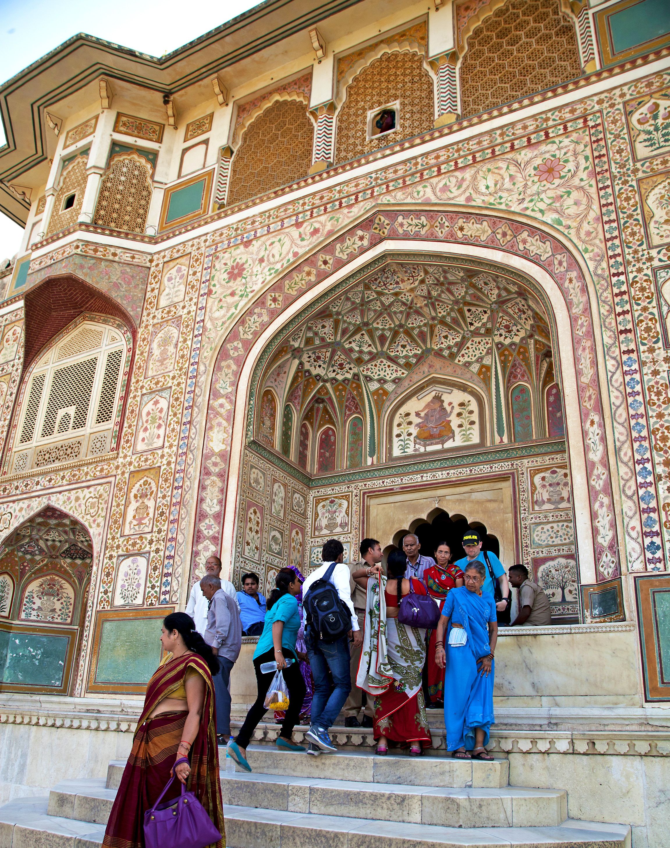 Jaipurin Amer-linnoitus on häikäisevän kaunis mosaiikkeineen ja maalauksineen.