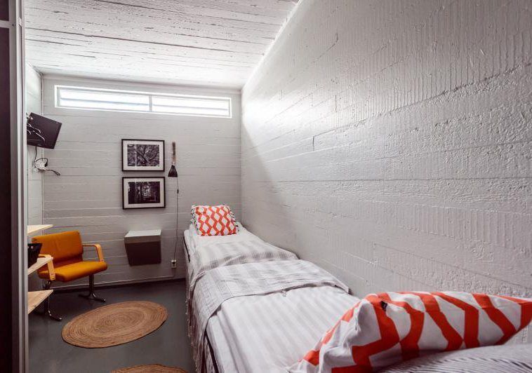 Hangon entinen poliisiasema saneerattiin suomalaisen designin huippuja kunnioittaen. Jos pidät Tapio Wirkkalasta ja Nanny Stillistä, ilahdut varmasti. Sellit ja putka tuovat eksotiikkaa.&nbsp;Hinta: 2 hh alk. 70 e/vrk. hotelbulevard.fi