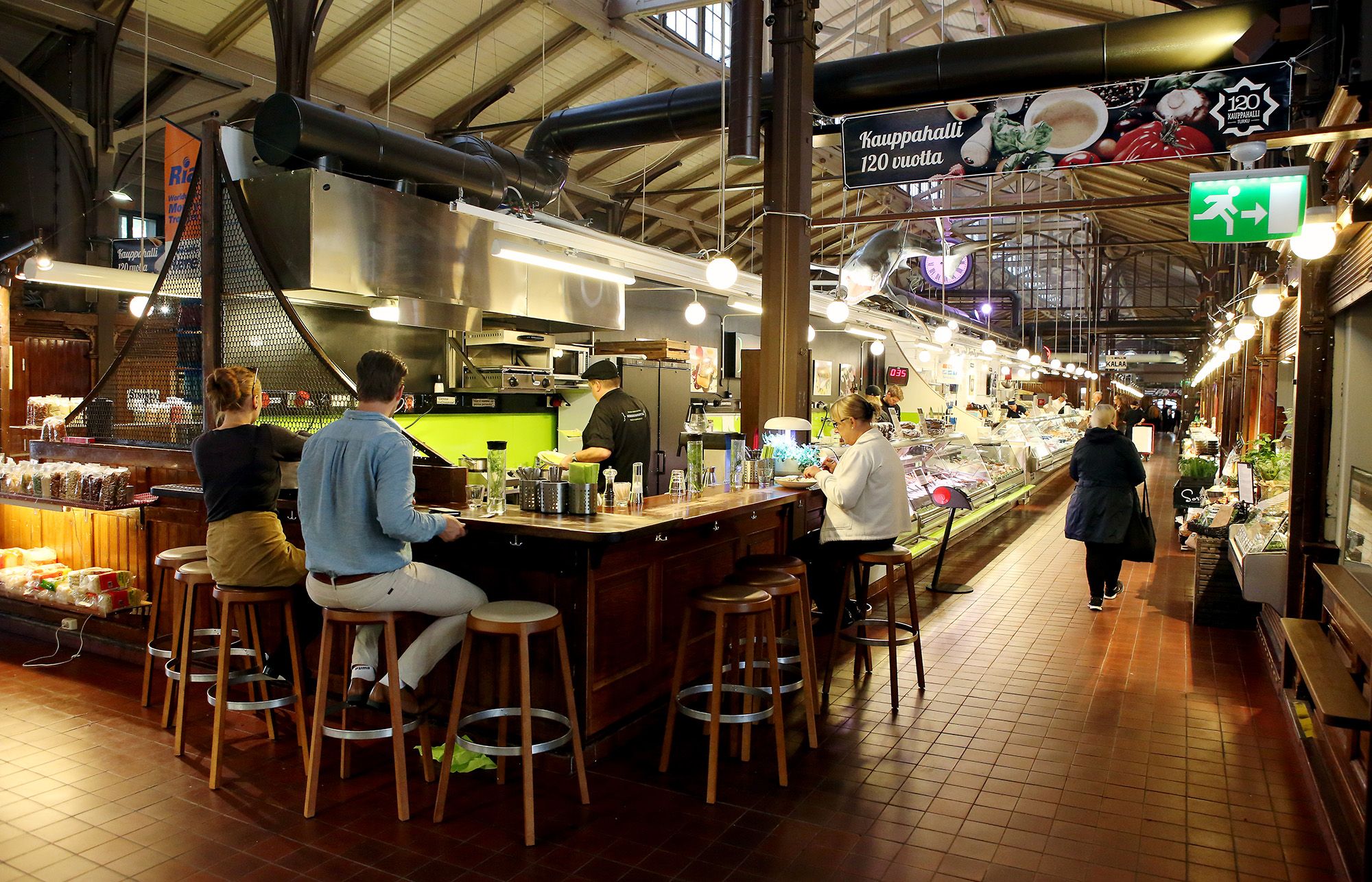 Kauppahallista saa monenlaista ruokaa.