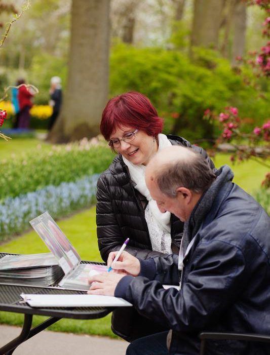 Belgialaiset Freddy ja Beatrice valitsevat pihaansa joka vuosi uudet kukat.