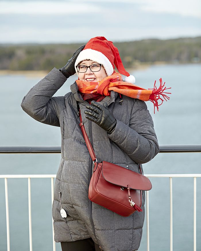 Ulla Giusti katseli maisemia laivan kannelta.