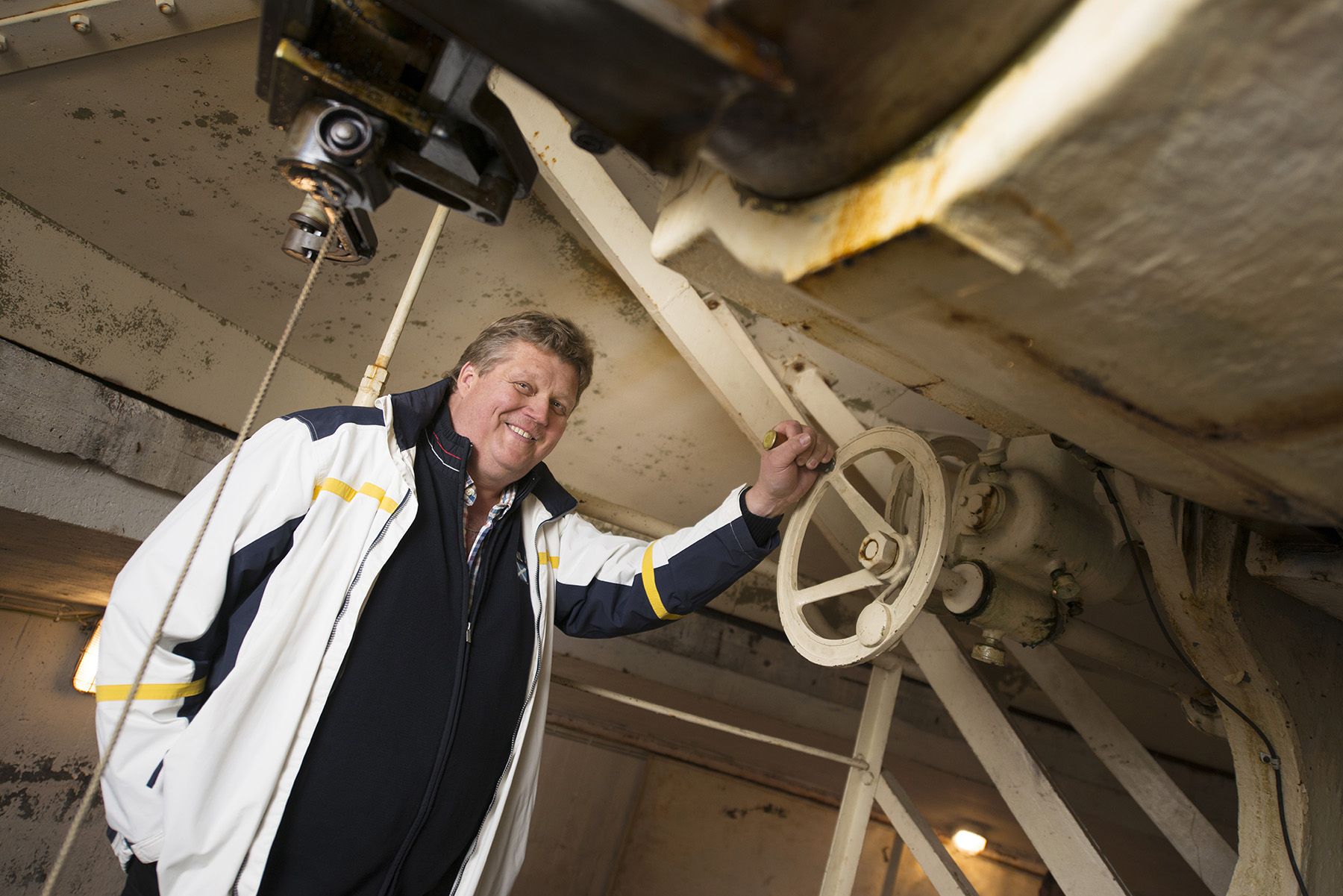 Matkailuyrittäjä Ismo Räty Rankin tykkipatterin kosteissa uumenissa.