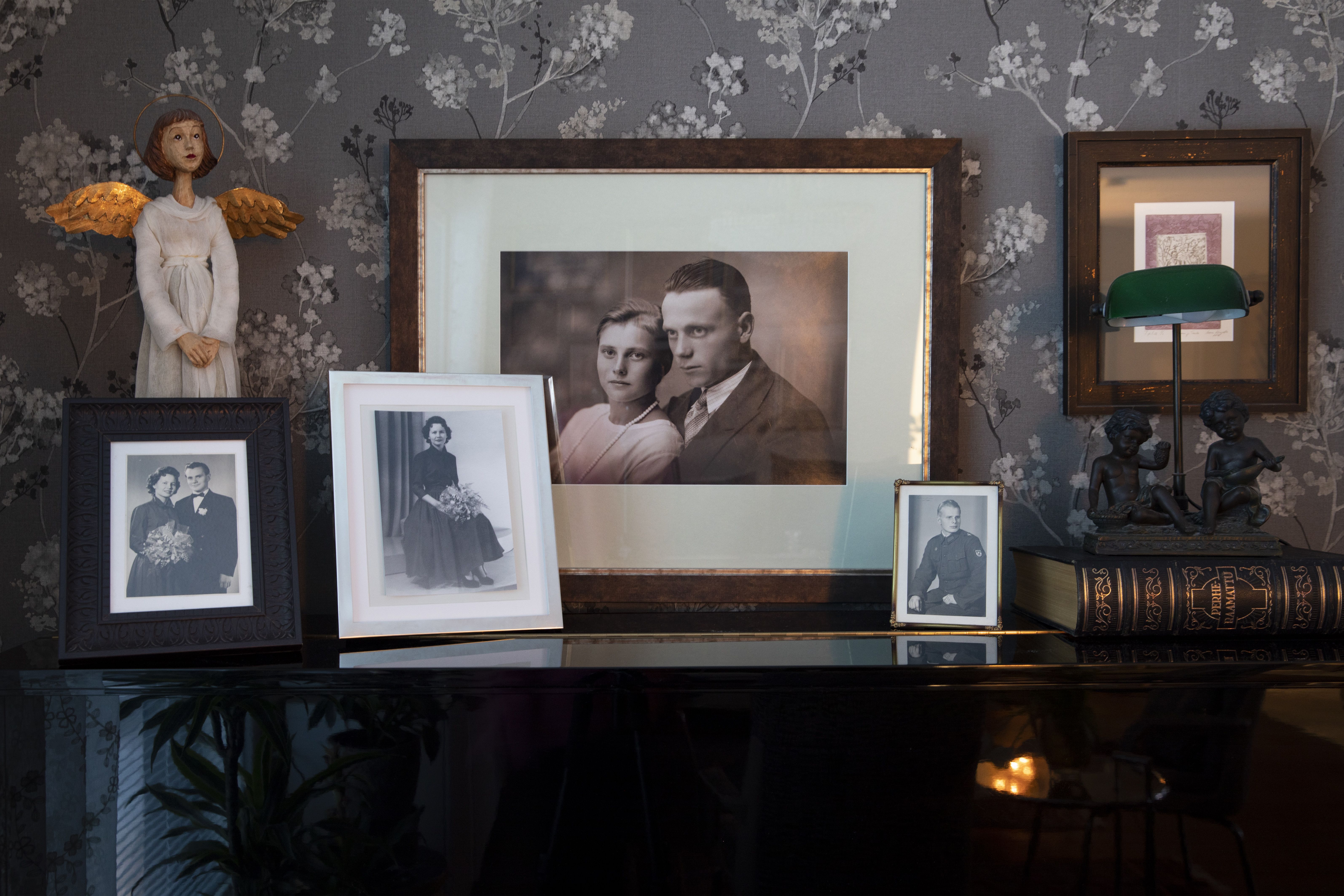 Kirsin Hilli-mummu ja Sulo-vaari katselevat kotitontilleen noussutta uutta taloa valokuvasta käsin. Kirsin vanhempien vihkikuva muistuttaa, että hekin ovat joskus olleet nuoria.