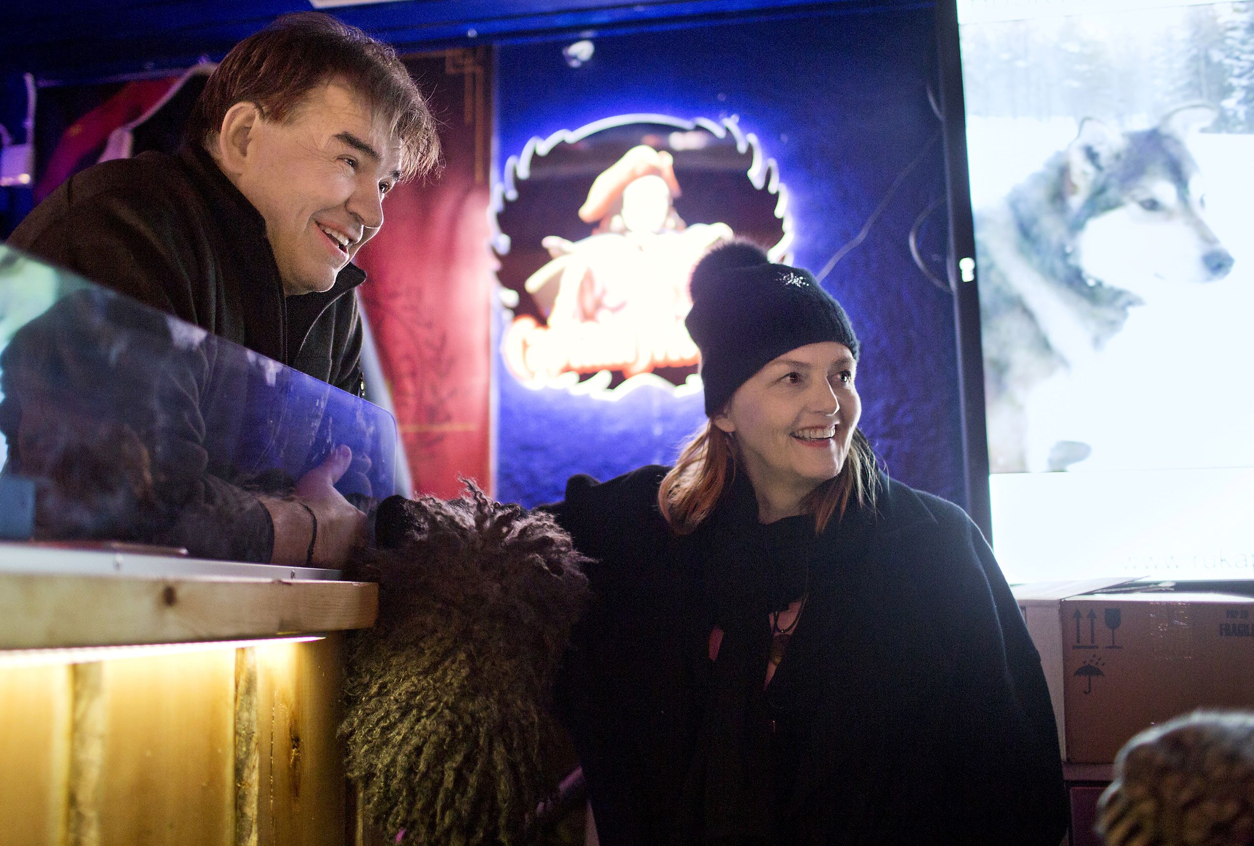 – Runonlaulanta oli oman aikansa karaokea, vitsailee Anne puolisonsa Jokke Kämäräisen isännöimässä baarissa.