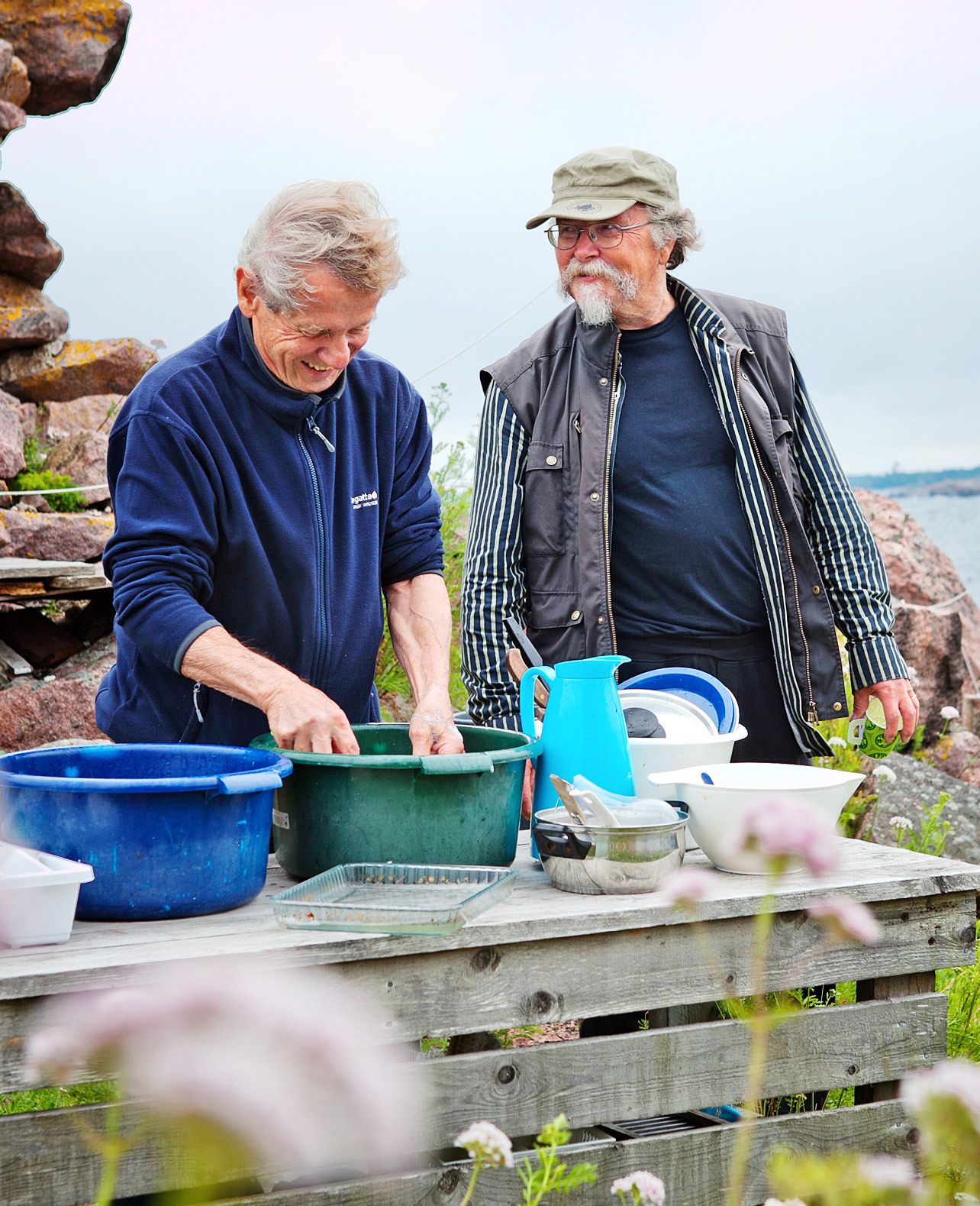 Miehet tiskipuuhissa.