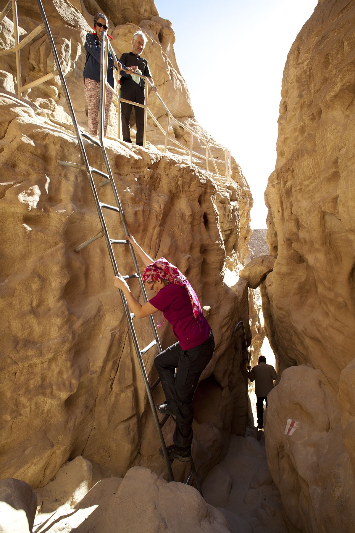 Eilatin seudulla on useita päiväretkille sopivia kohteita. Punainen kanjoni vaatii rohkeutta, sillä reitti kulkee välillä tikkailla.