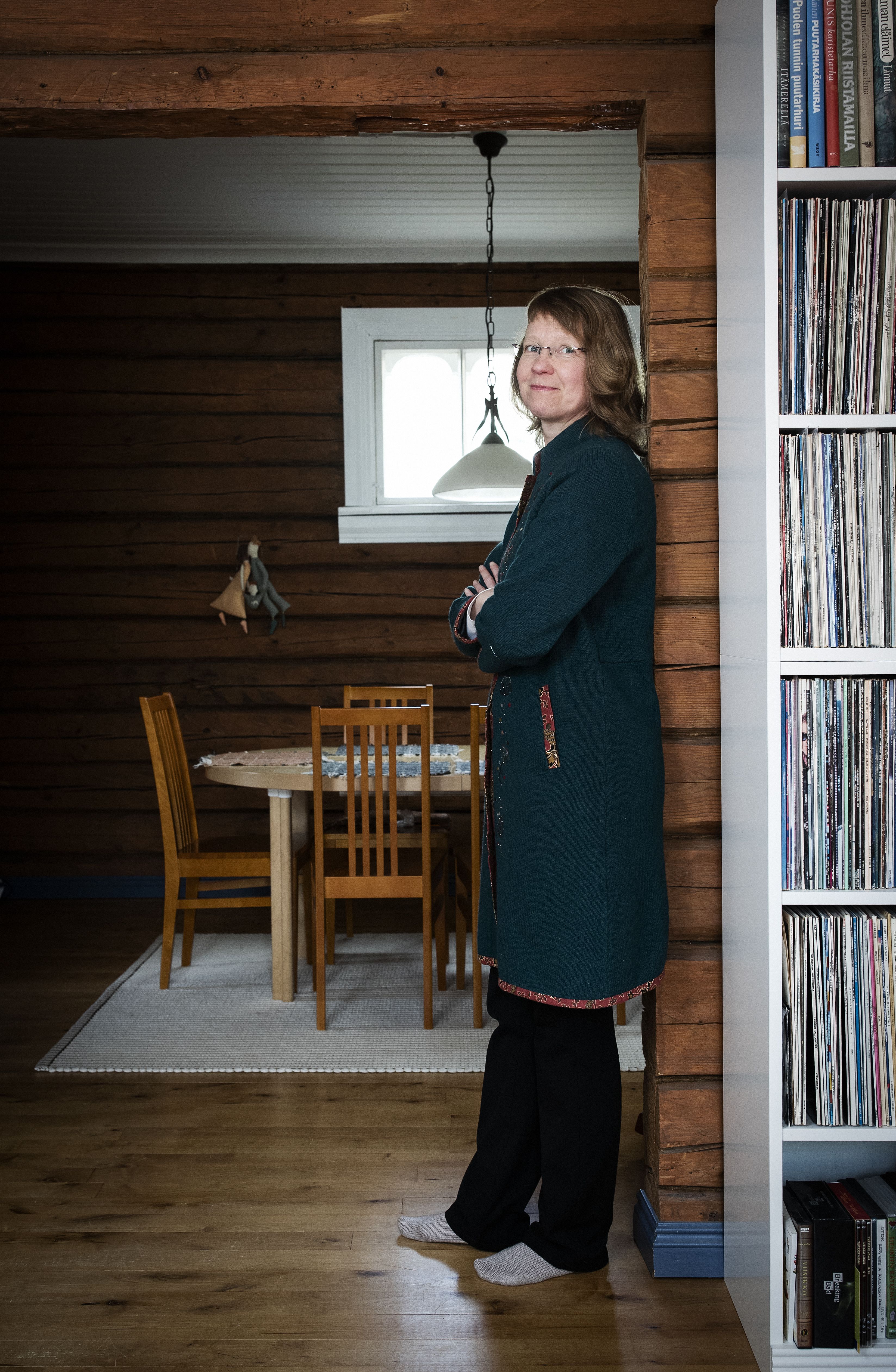 Lähes satavuotiaan talon seinähirret on käsin piilutettu. Käsityötä on myös Minna Halmeen uusin hankinta, virolaisen pienompelimon villakangastakki.