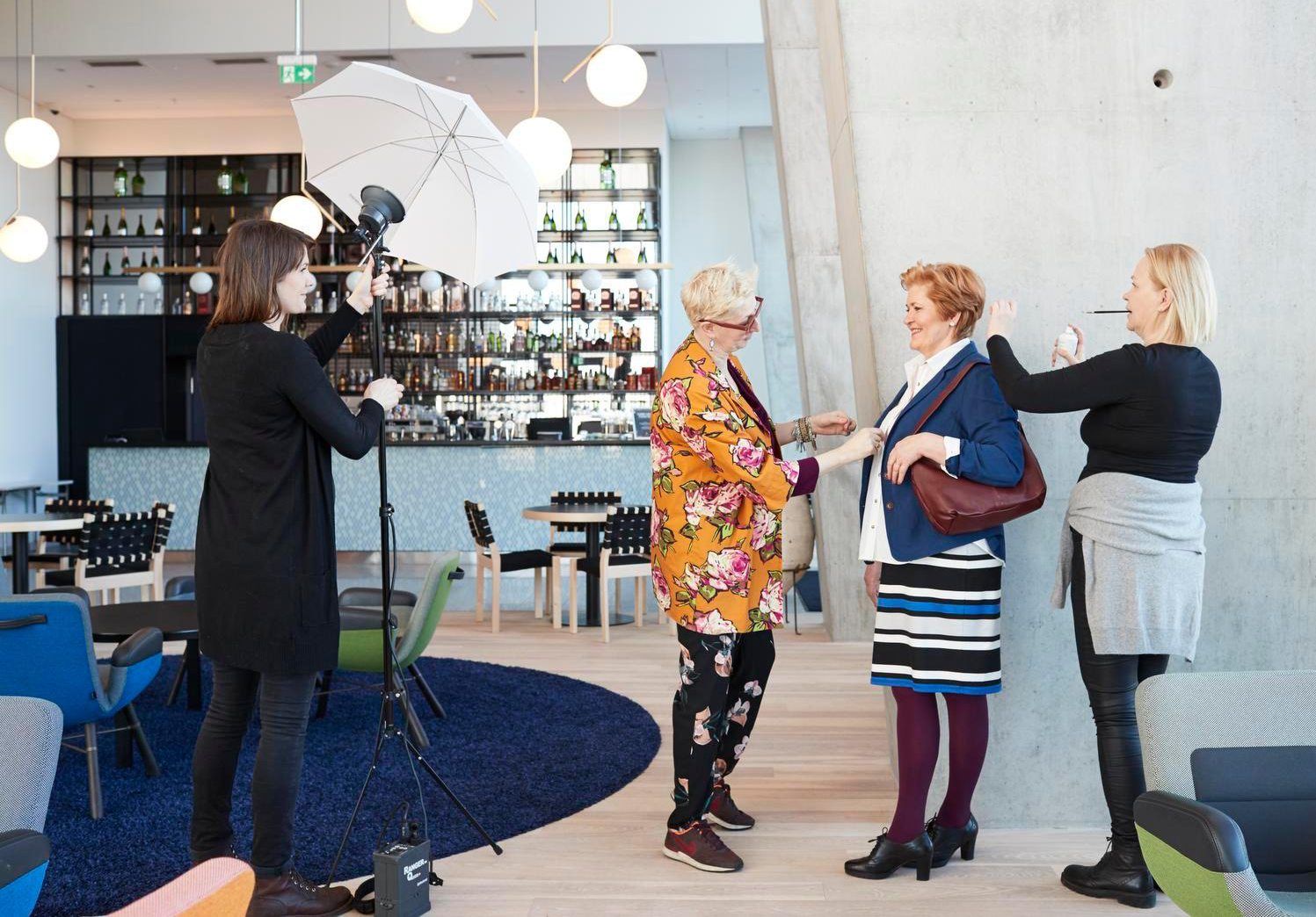 Tiimityötä. Valokuvaaja Piia Arnould (vas.), muotitoimittaja Liisa Kokko ja meikkaaja Leena Waggoner viimeistelypuuhissa.